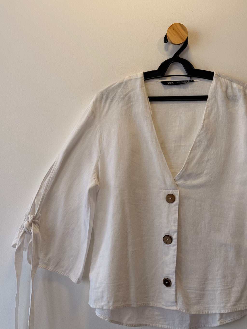 Camisa Branca com Decote V