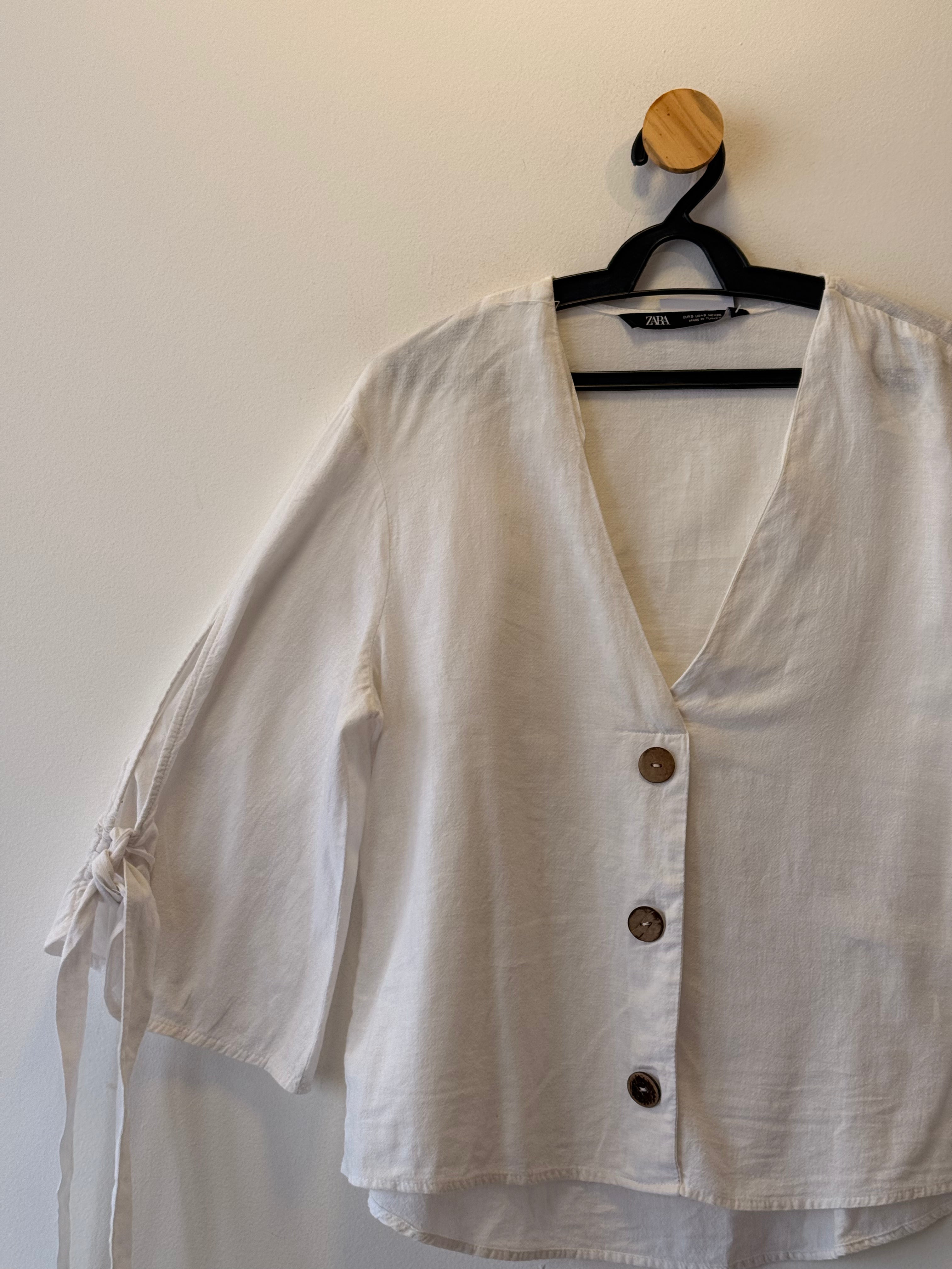 Camisa Branca com Decote V