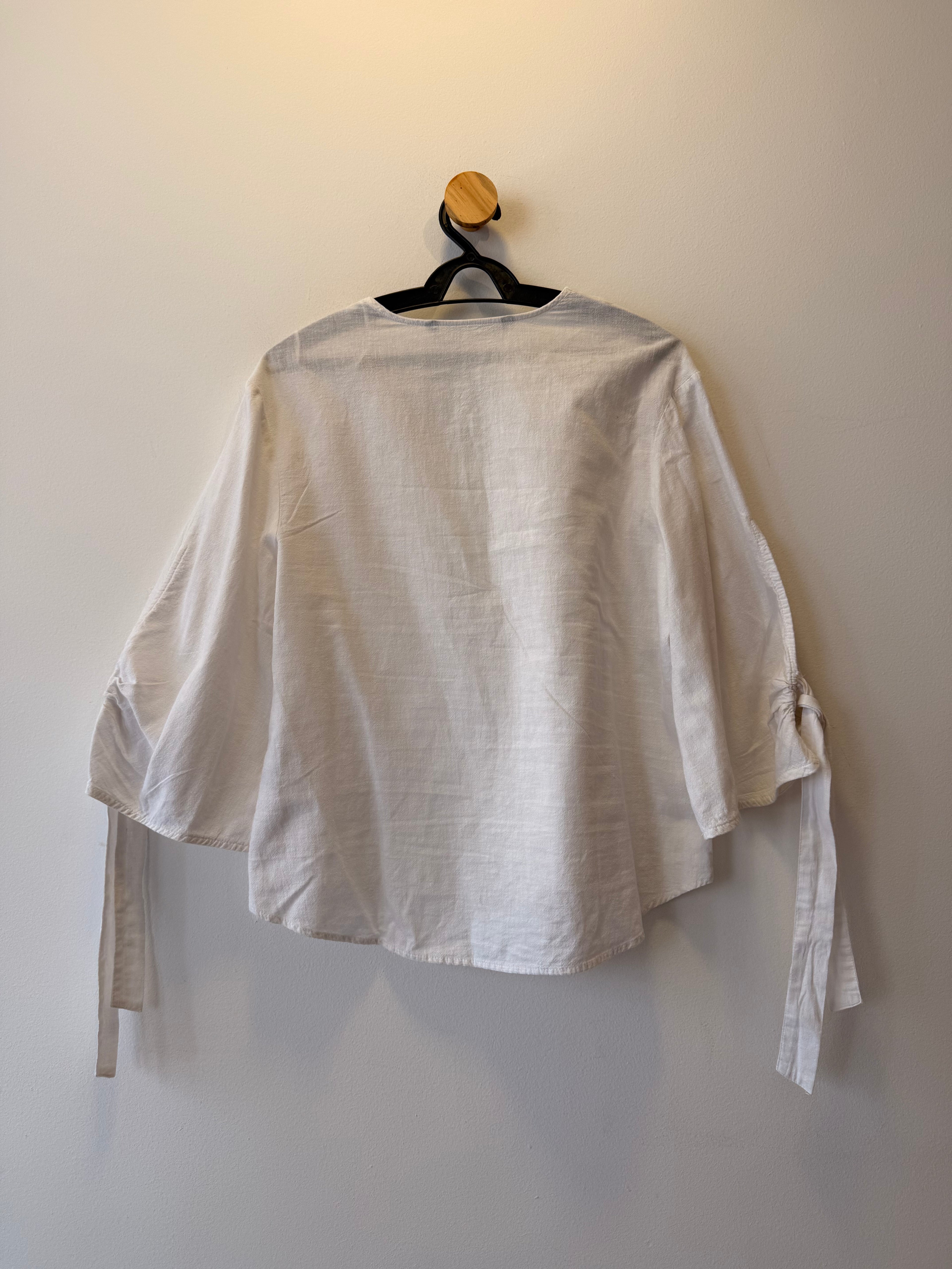 Camisa Branca com Decote V
