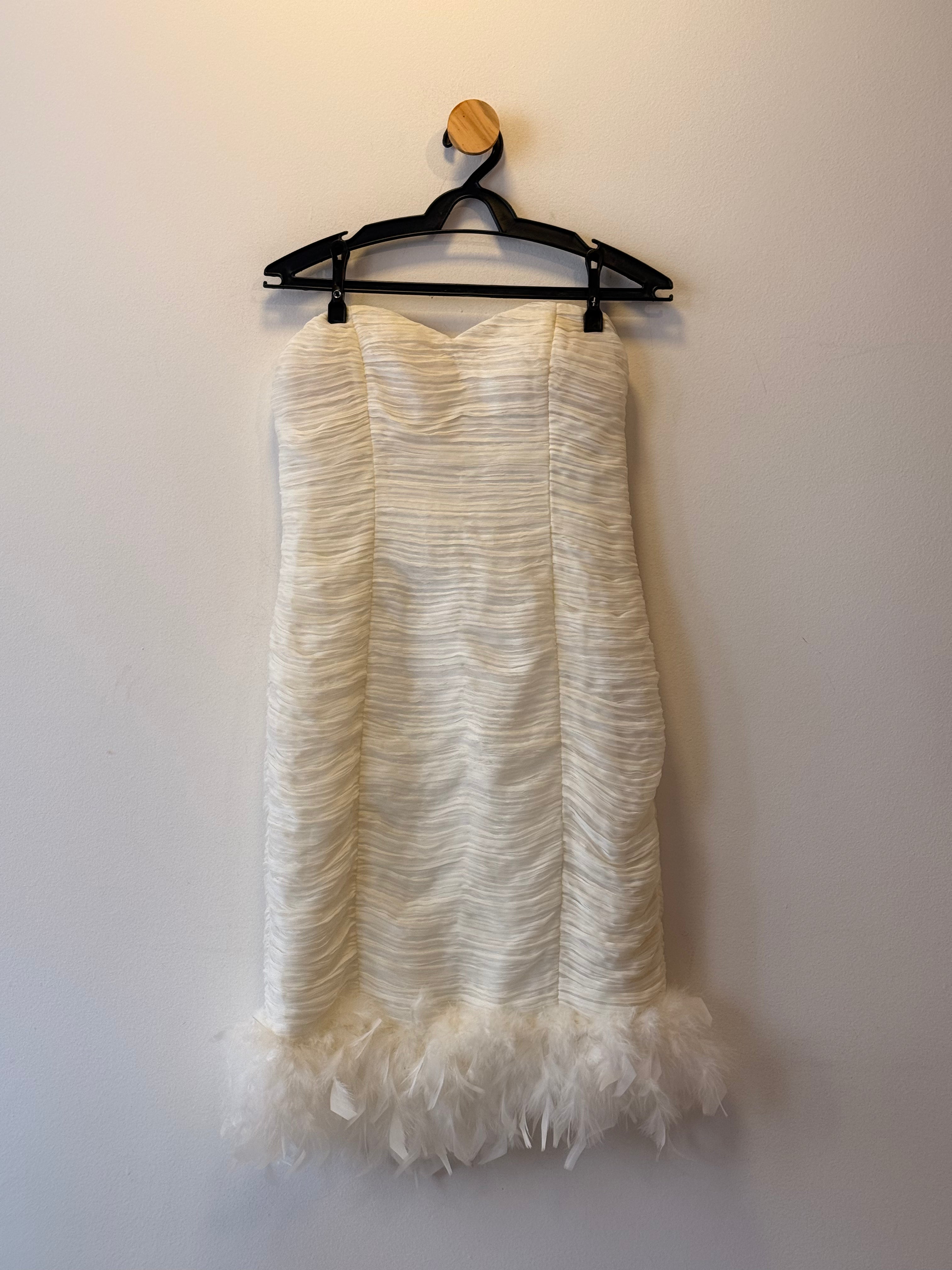 Vestido Drapeado Branco com Plumas na Barra