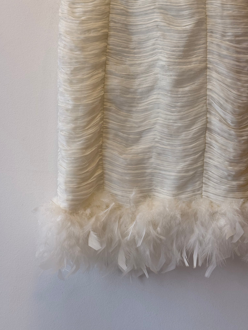 Vestido Drapeado Branco com Plumas na Barra
