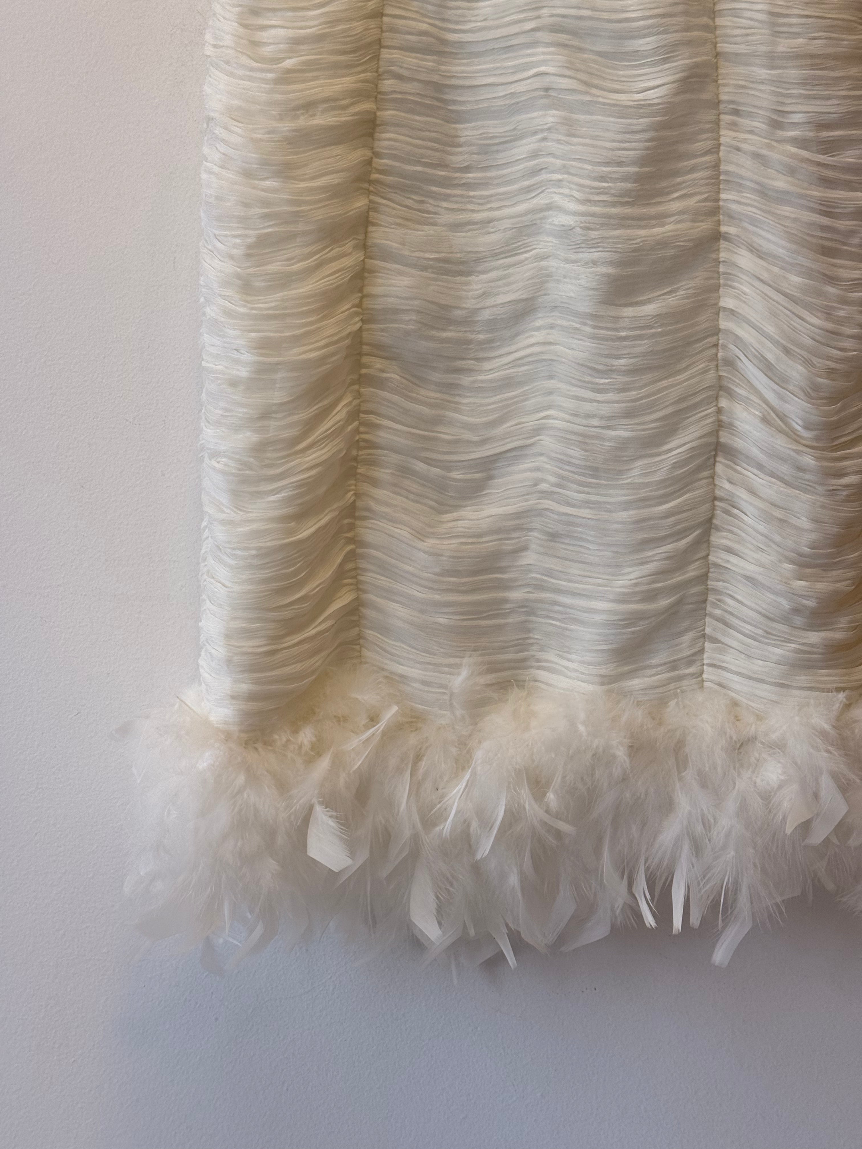 Vestido Drapeado Branco com Plumas na Barra