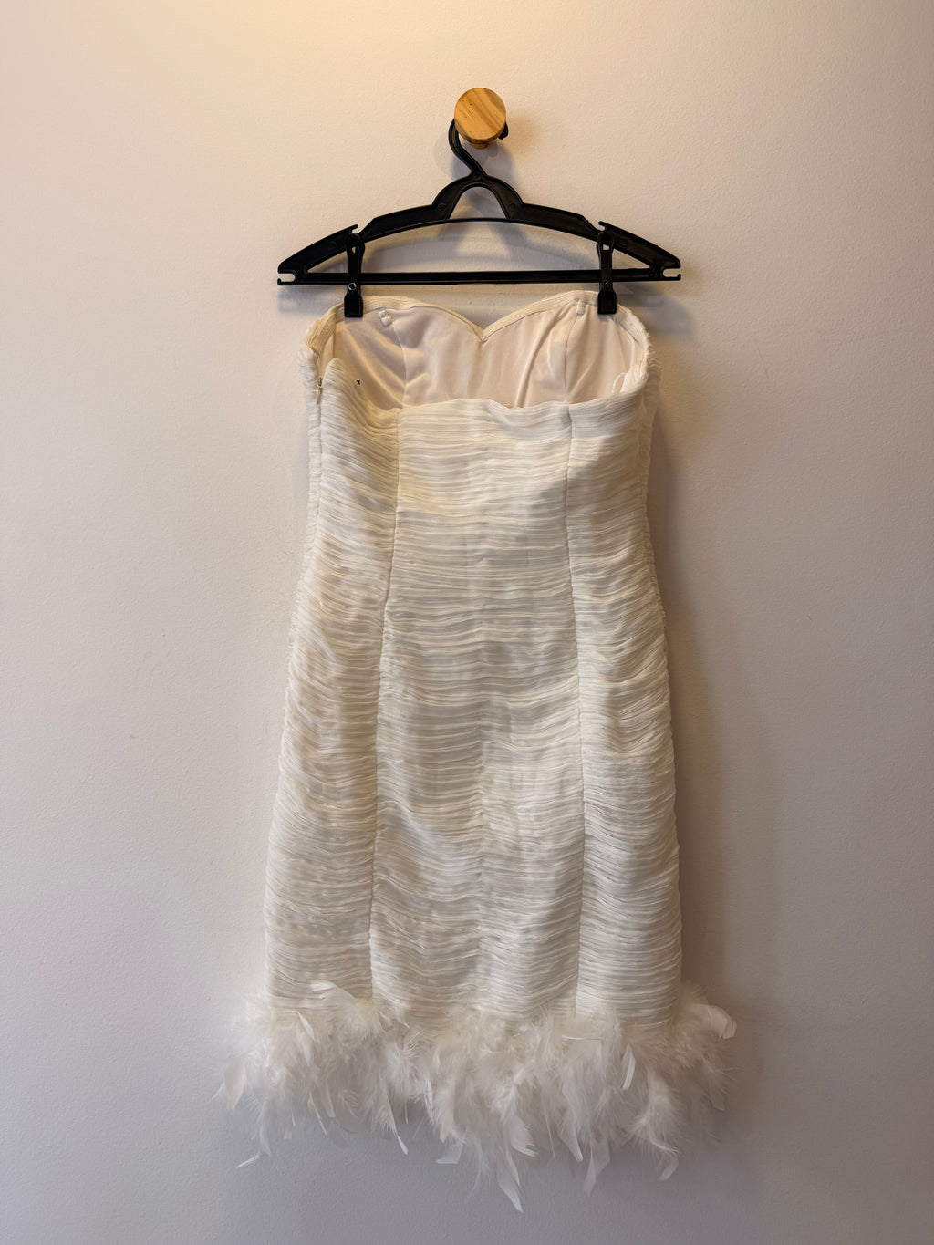 Vestido Drapeado Branco com Plumas na Barra