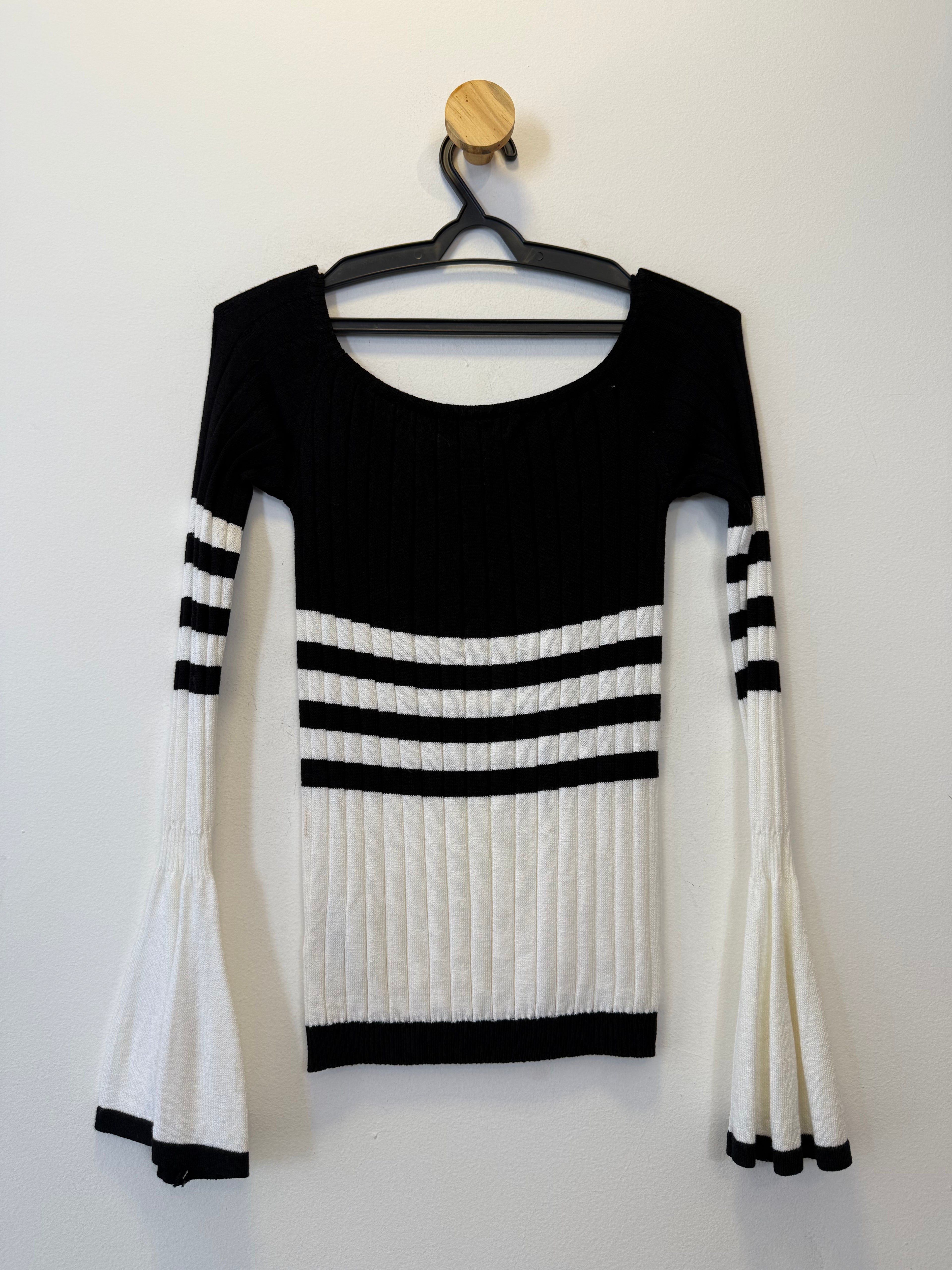 Blusa Tricot Manga Bufante Preta e Branca
