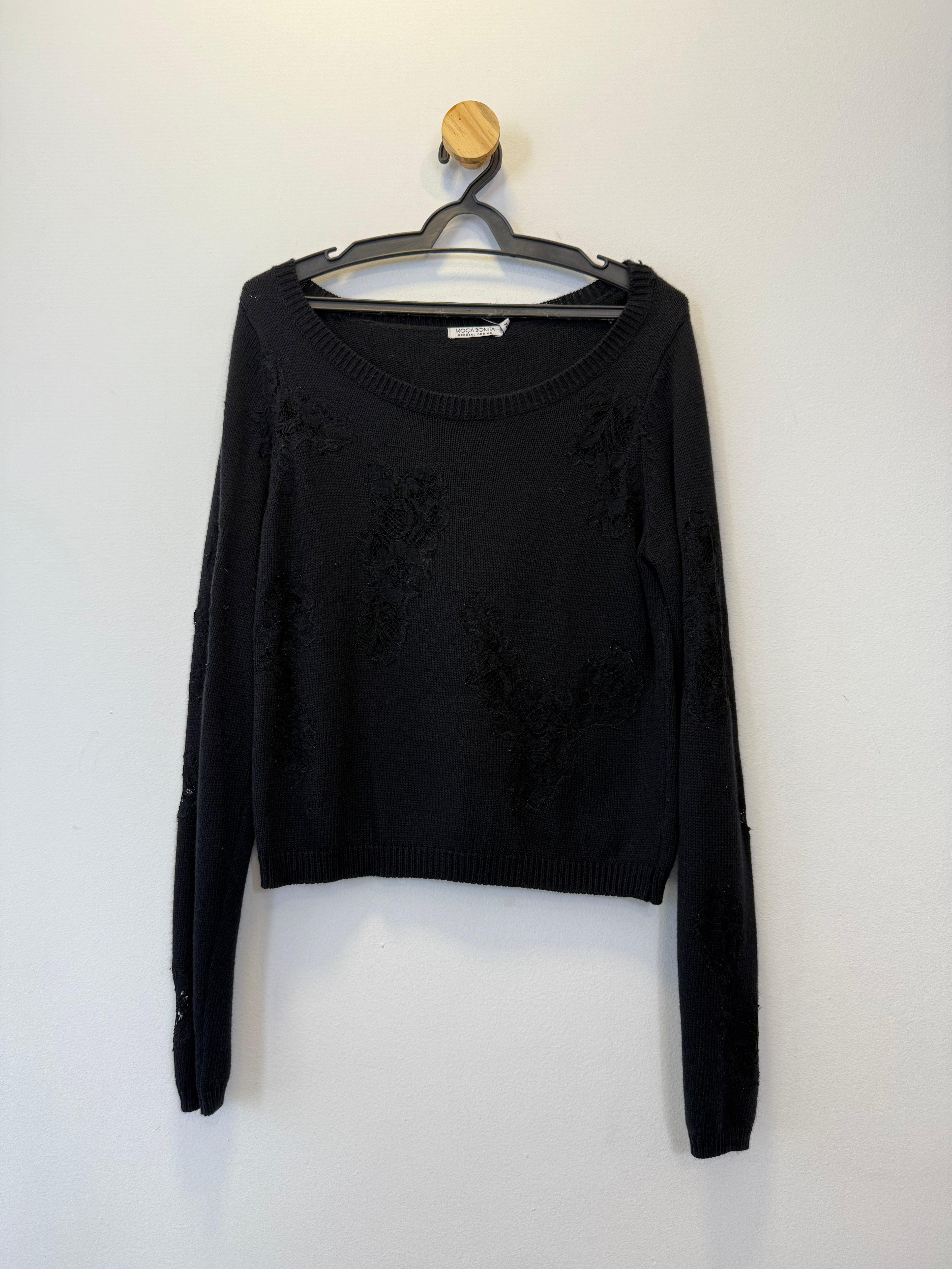 Suéter Tricot Preto Detalhes em Renda