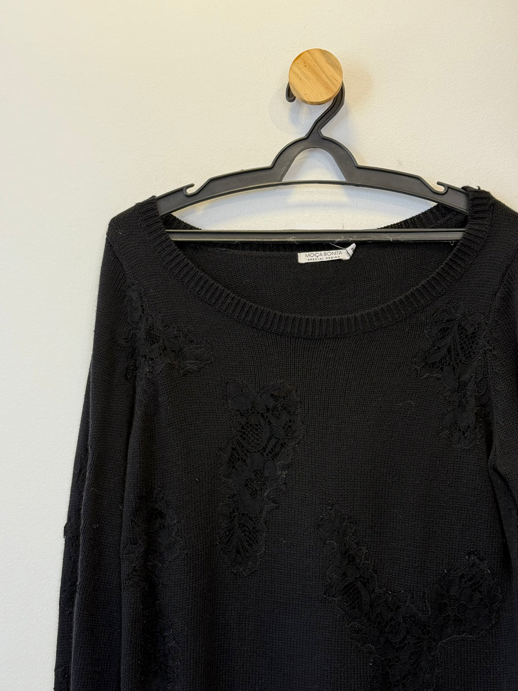 Suéter Tricot Preto Detalhes em Renda
