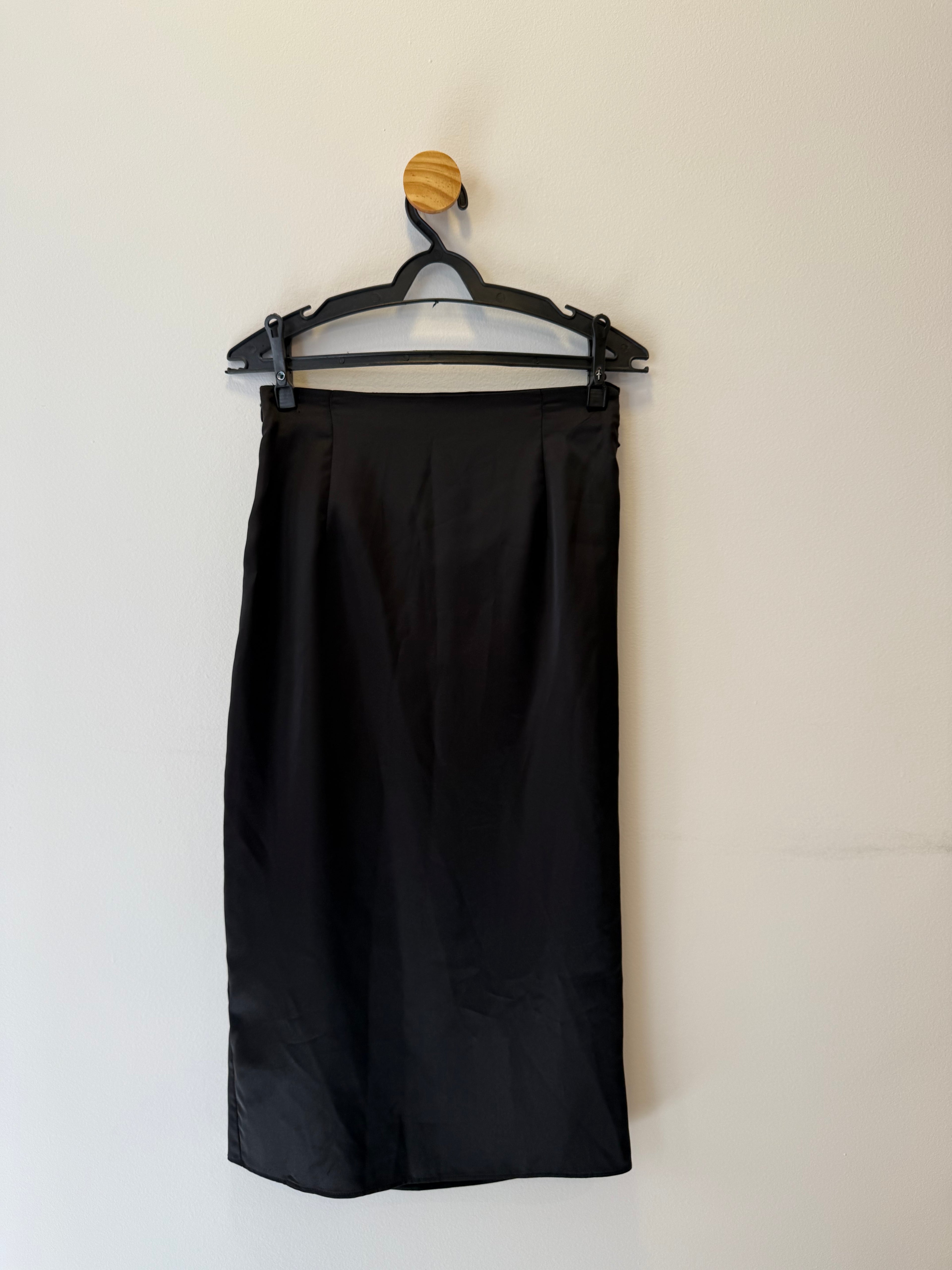Saia Midi Acetinada Preta
