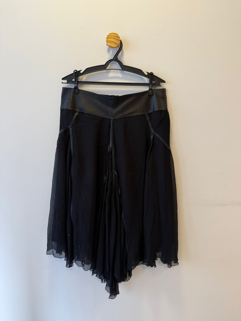 Saia Midi Fluida Detalhes em Couro