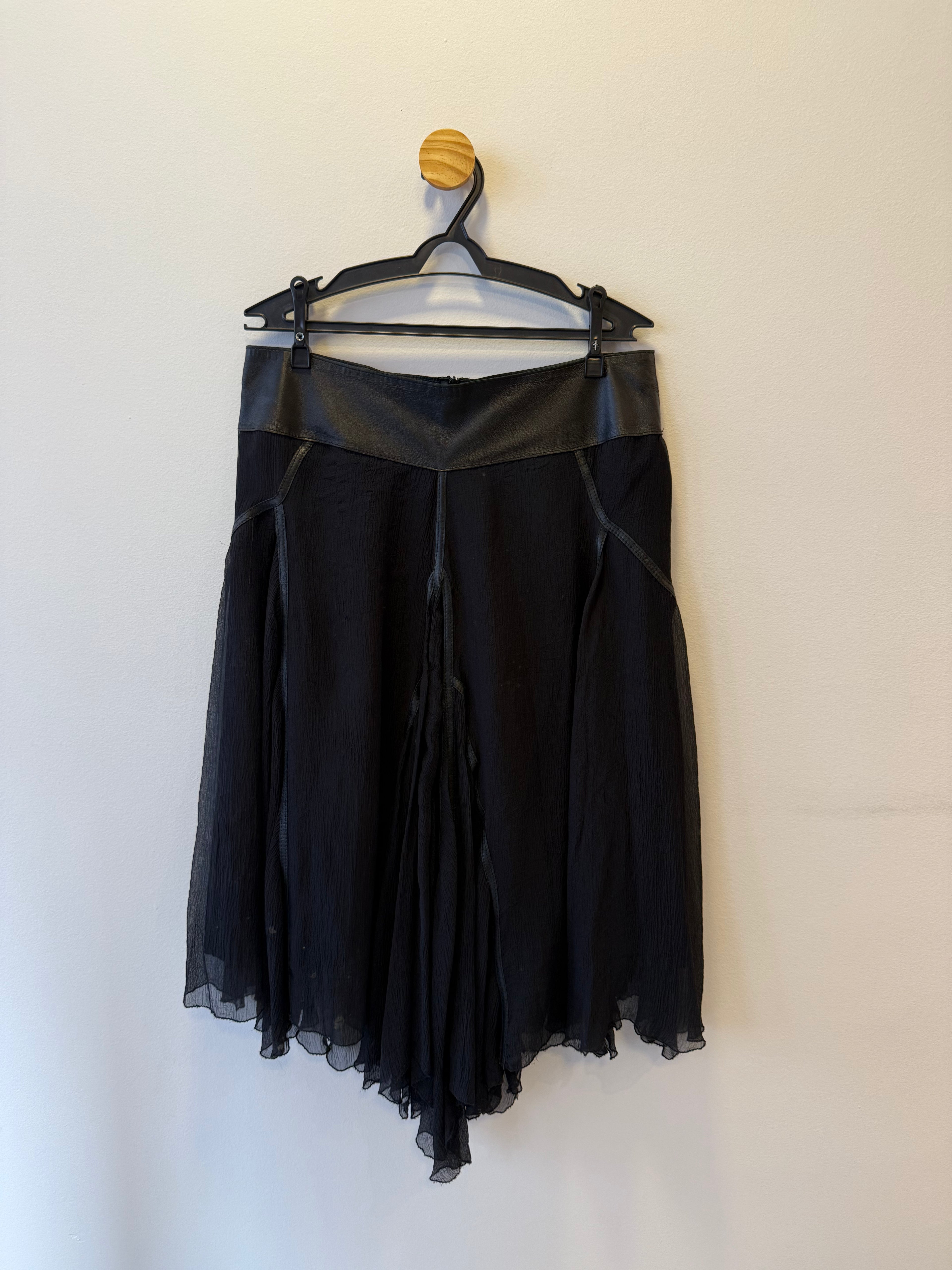 Saia Midi Fluida Detalhes em Couro