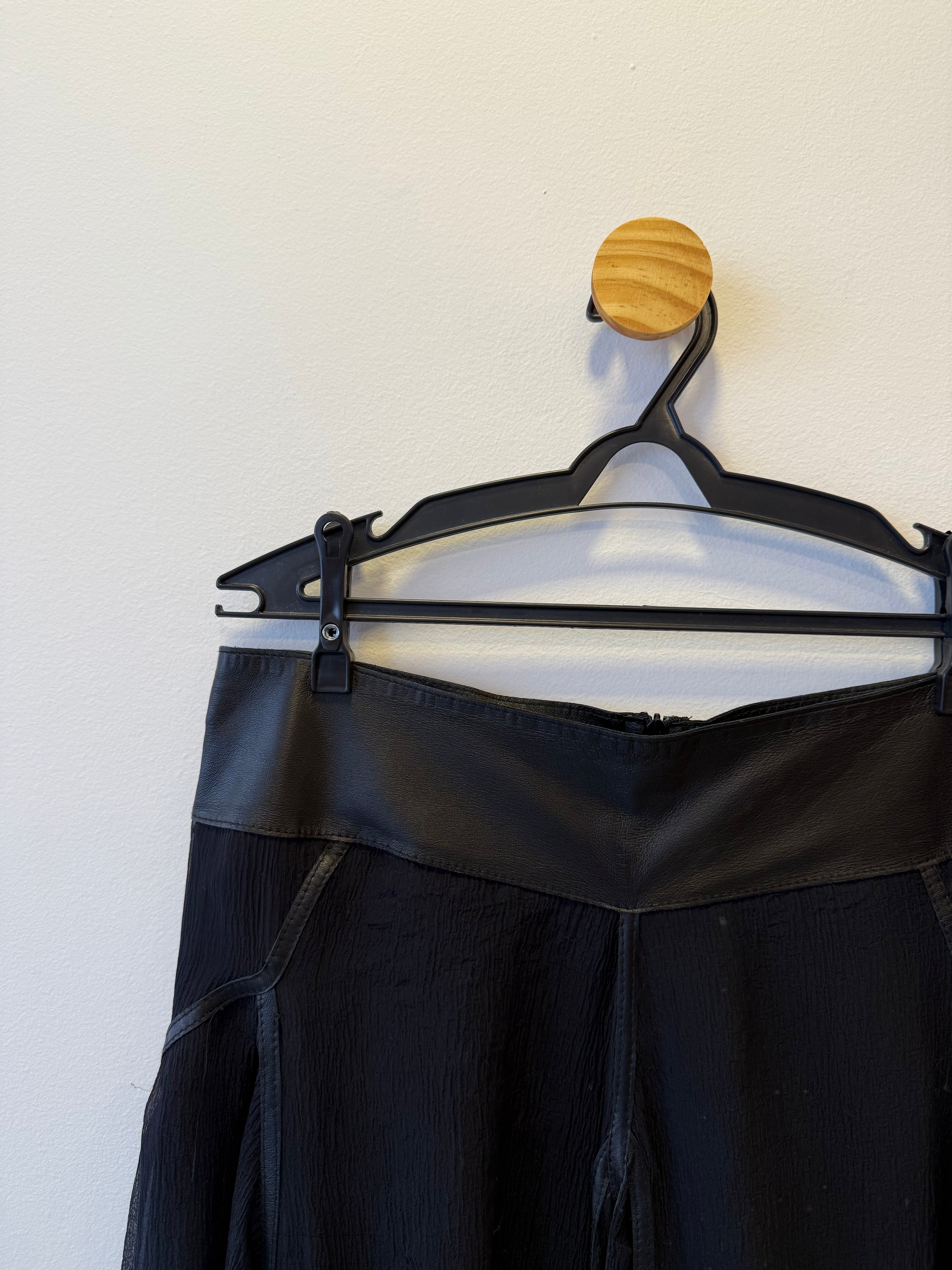 Saia Midi Fluida Detalhes em Couro