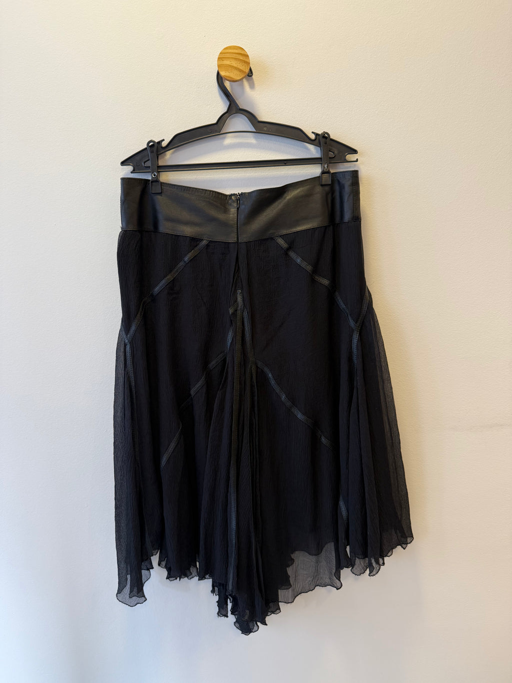 Saia Midi Fluida Detalhes em Couro