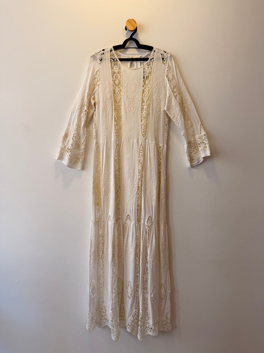 Vestido Branco com Aplicações de Renda