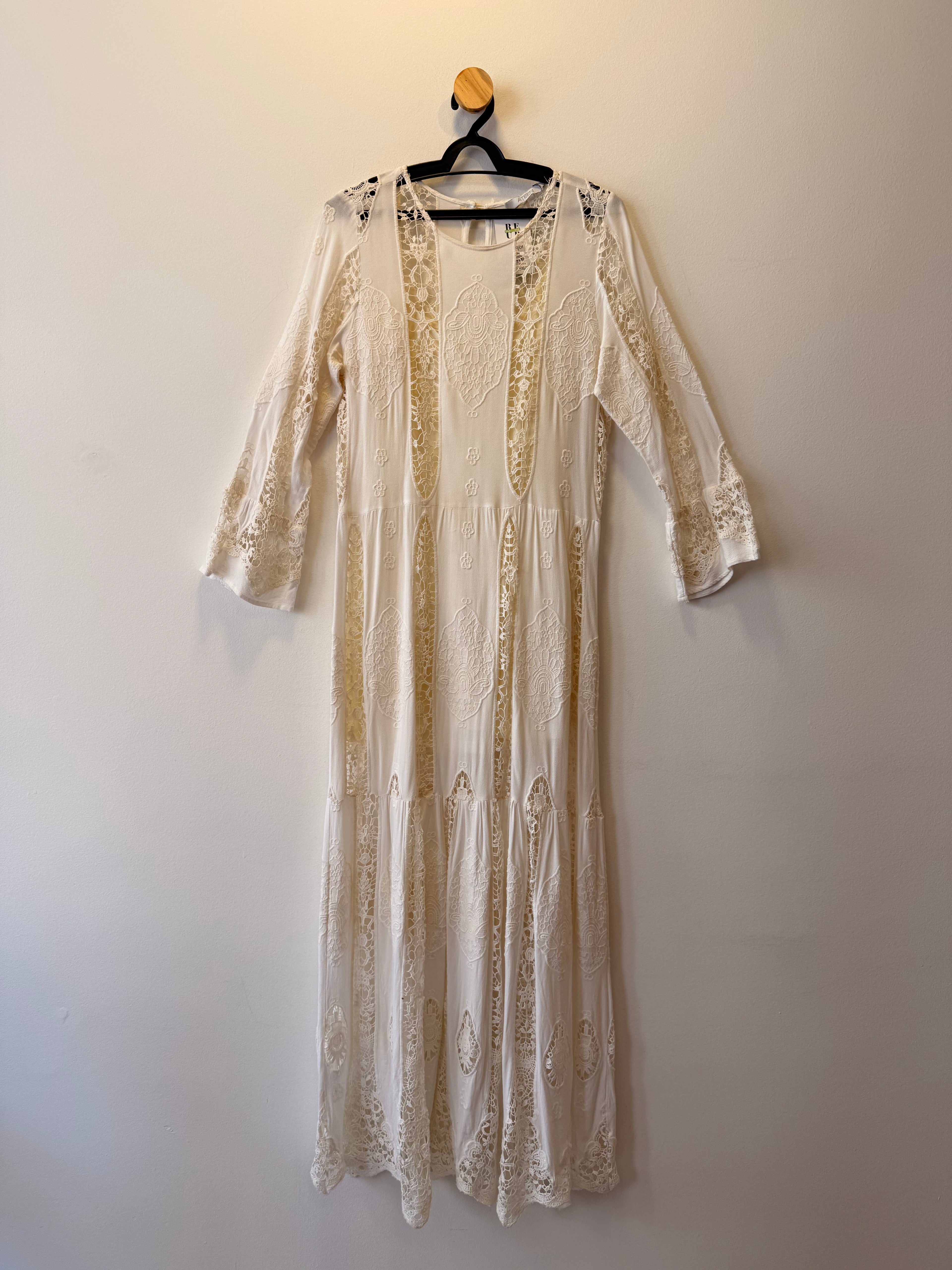 Vestido Branco com Aplicações de Renda