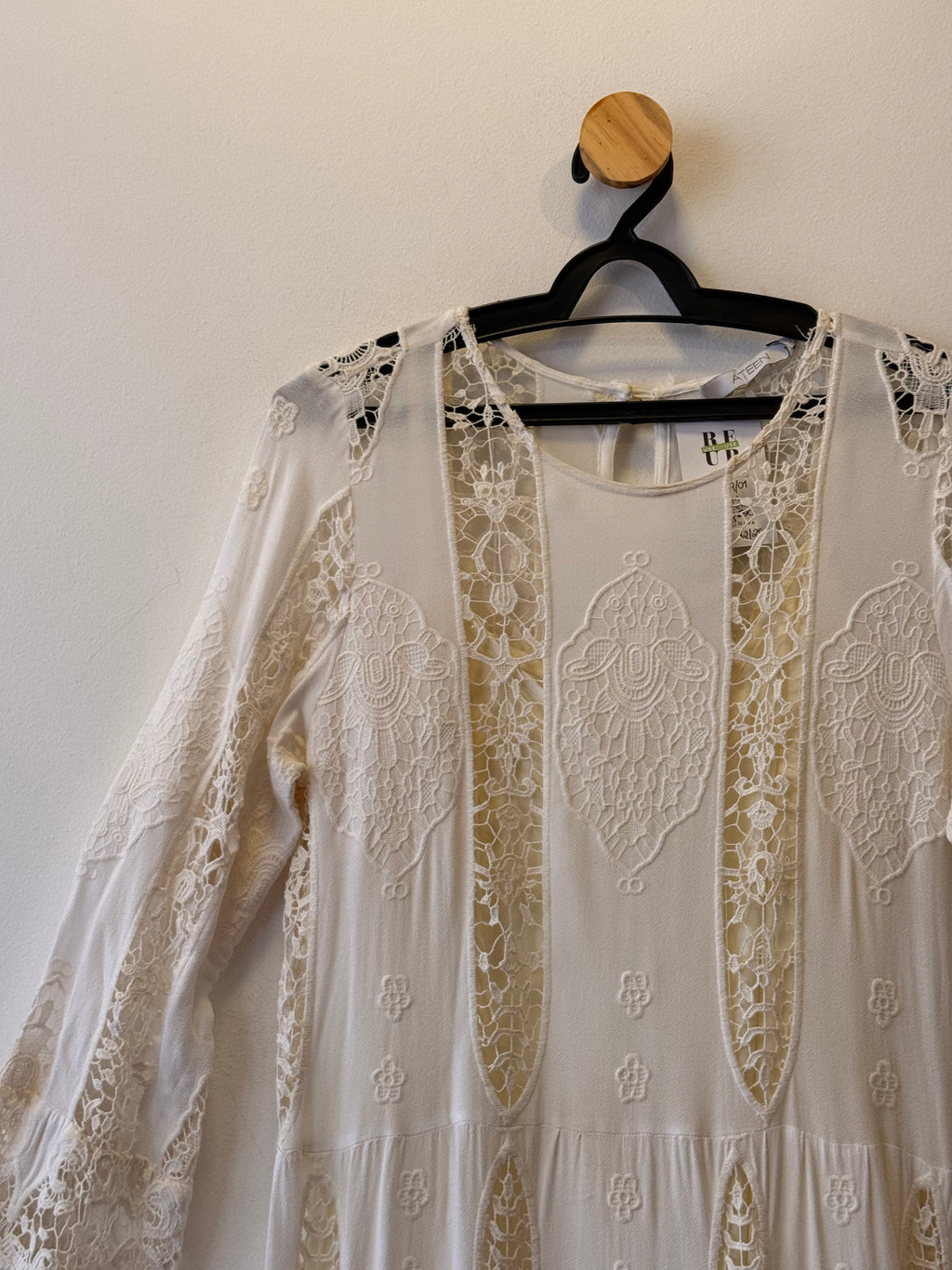 Vestido Branco com Aplicações de Renda