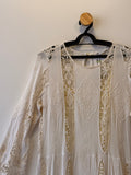 Vestido Branco com Aplicações de Renda