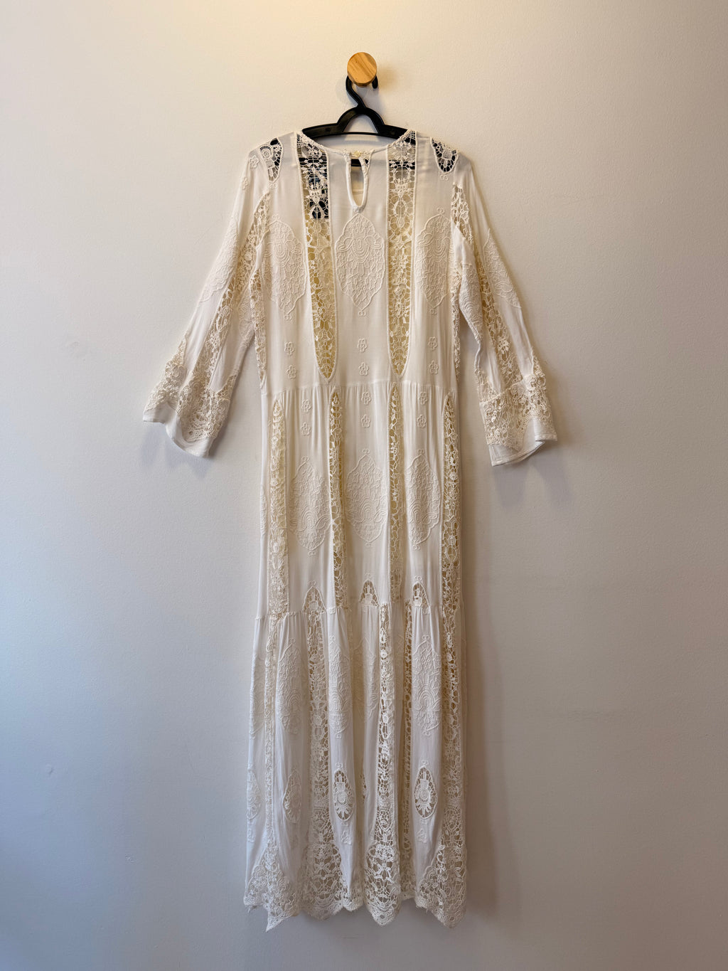 Vestido Branco com Aplicações de Renda