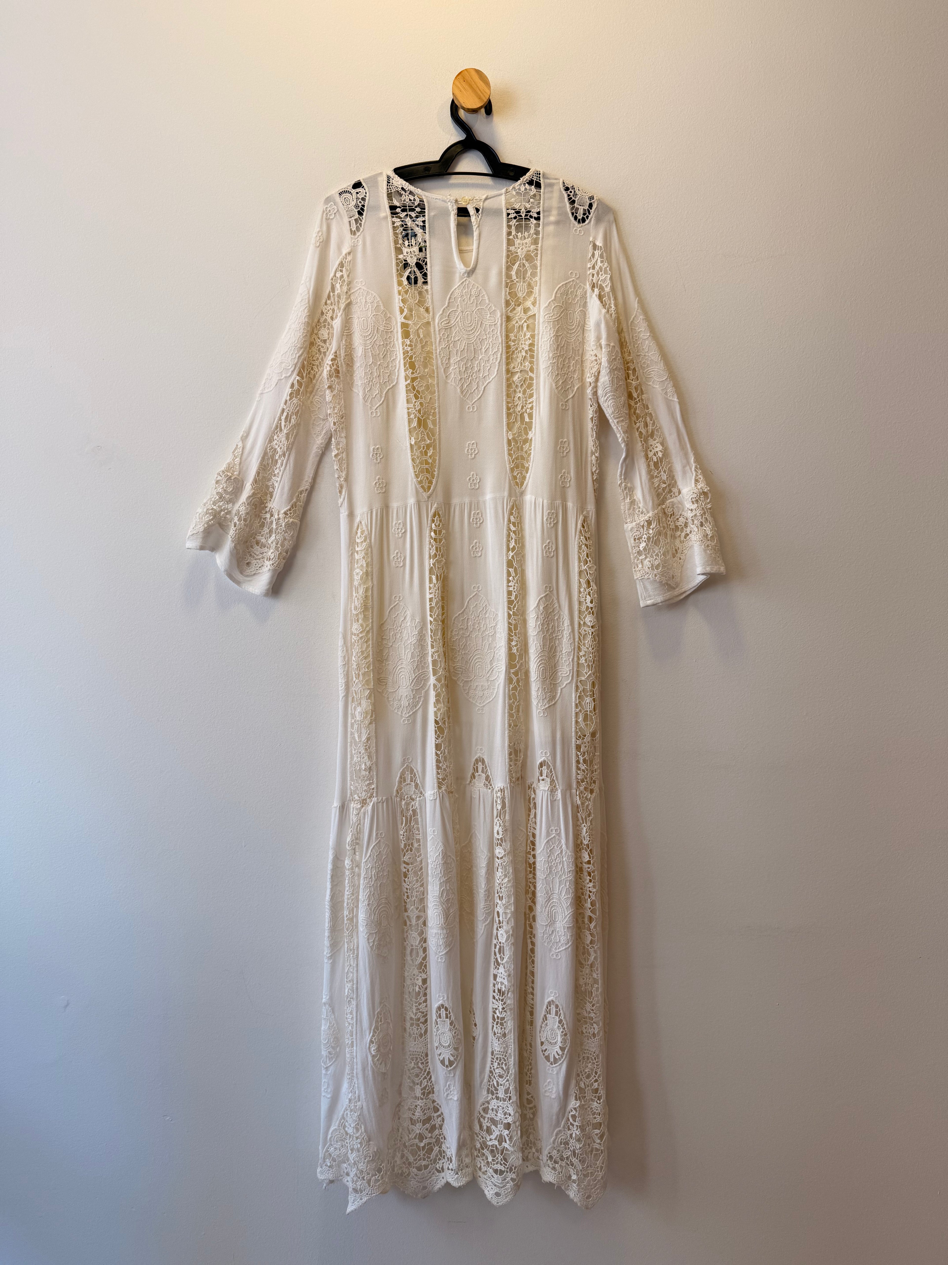 Vestido Branco com Aplicações de Renda