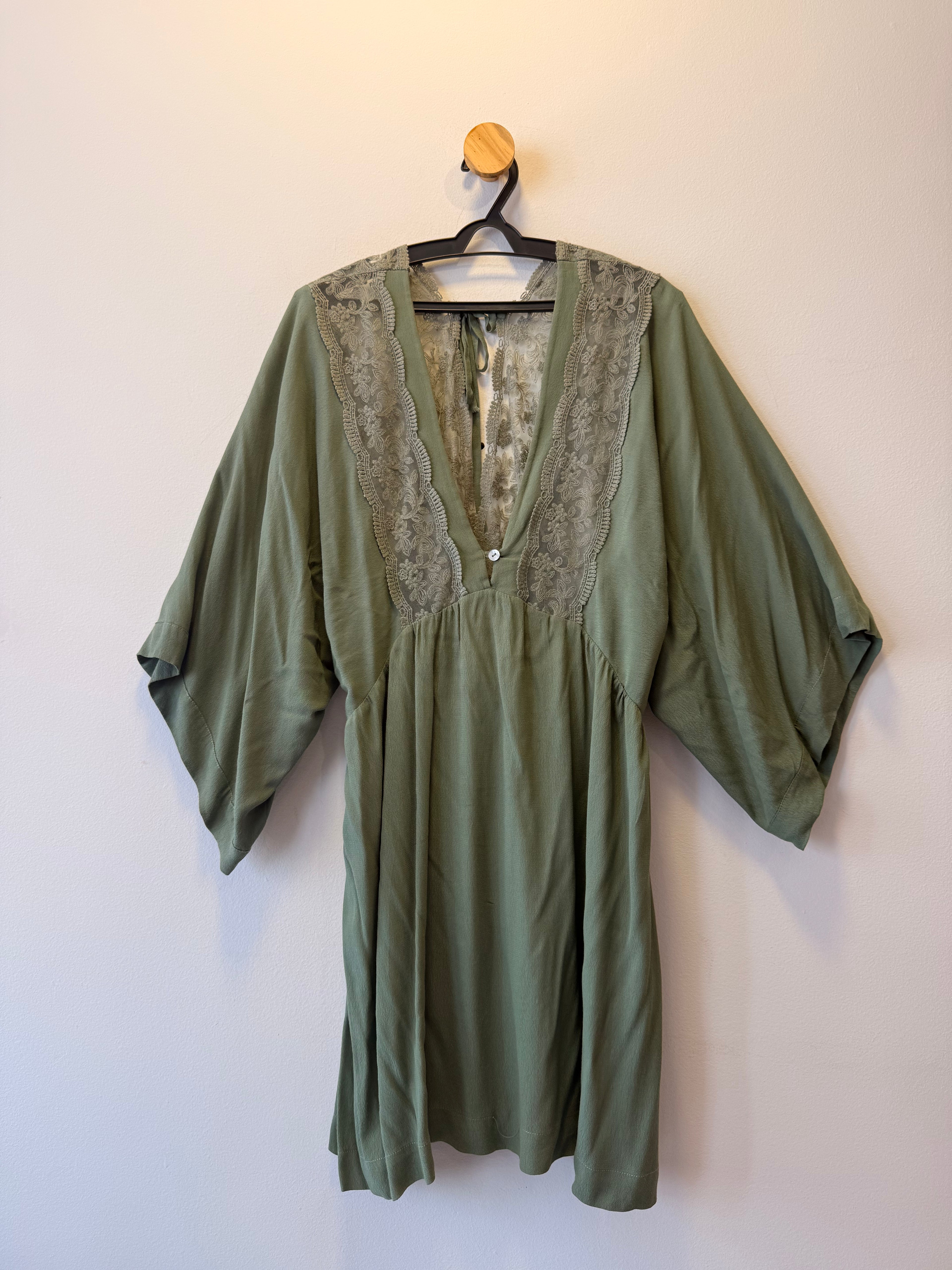 Vestido Verde Militar com Decote V e Renda