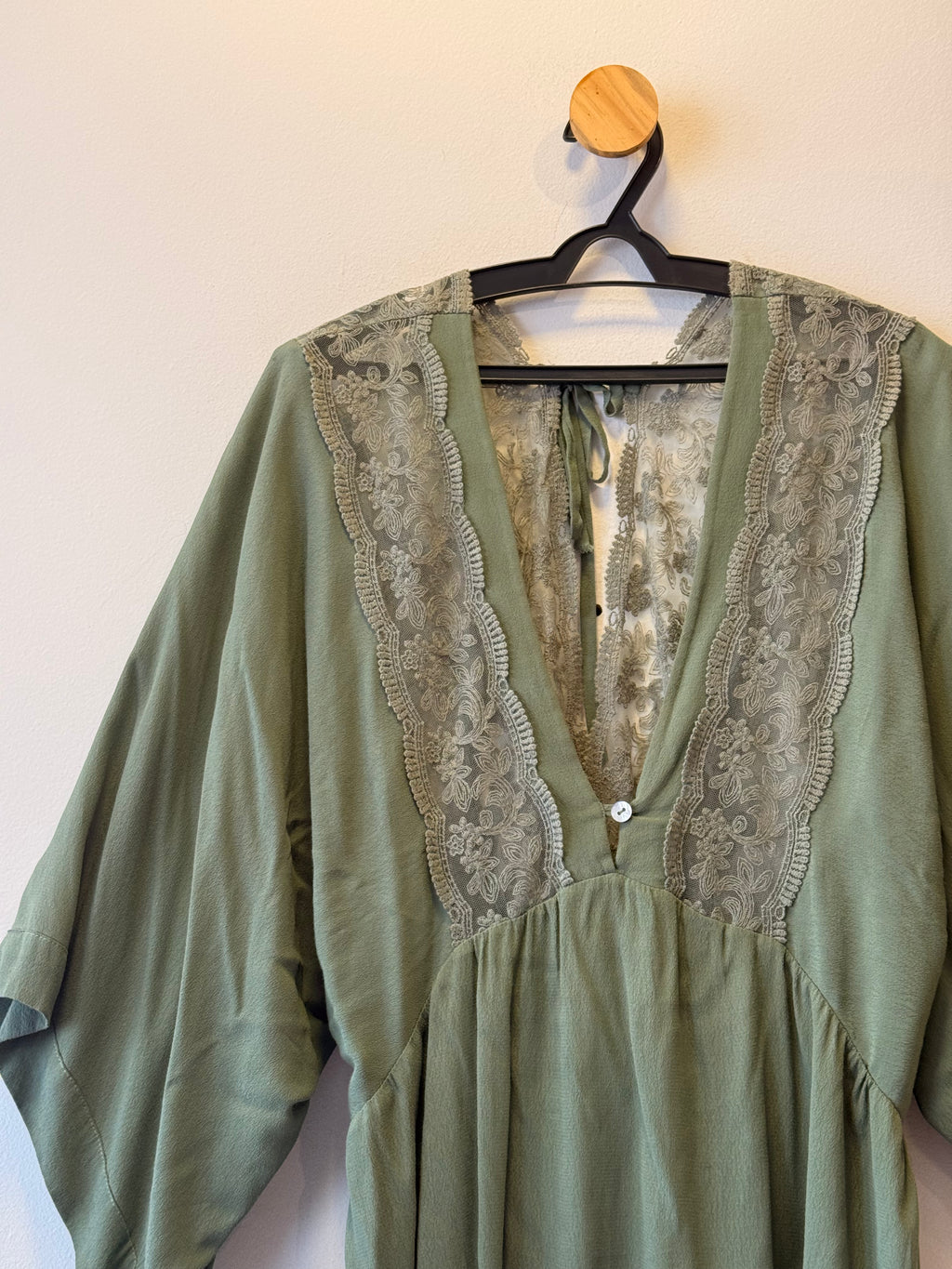 Vestido Verde Militar com Decote V e Renda