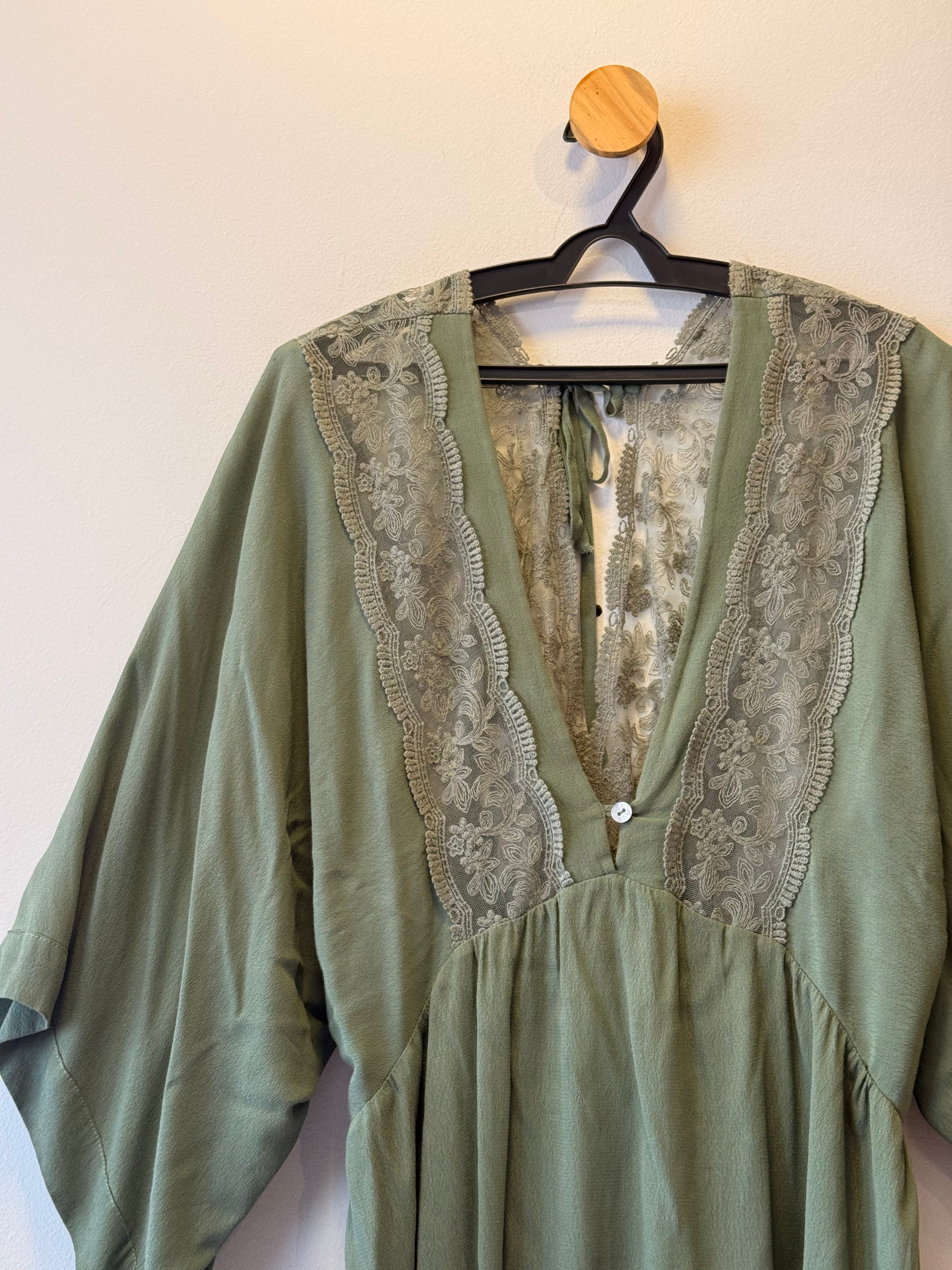 Vestido Verde Militar com Decote V e Renda