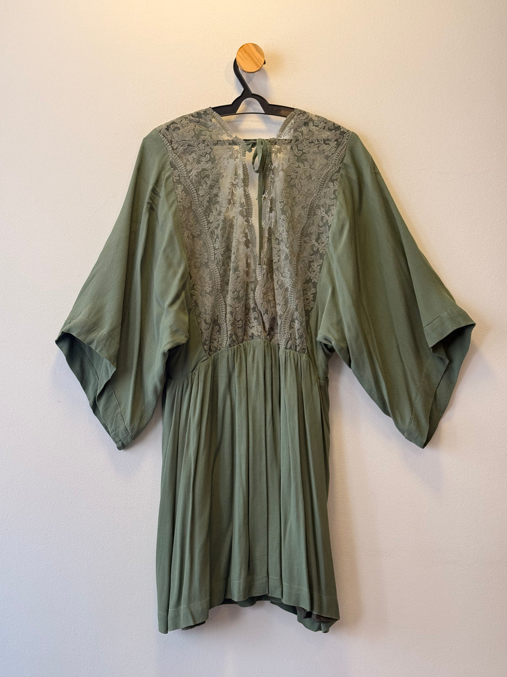 Vestido Verde Militar com Decote V e Renda