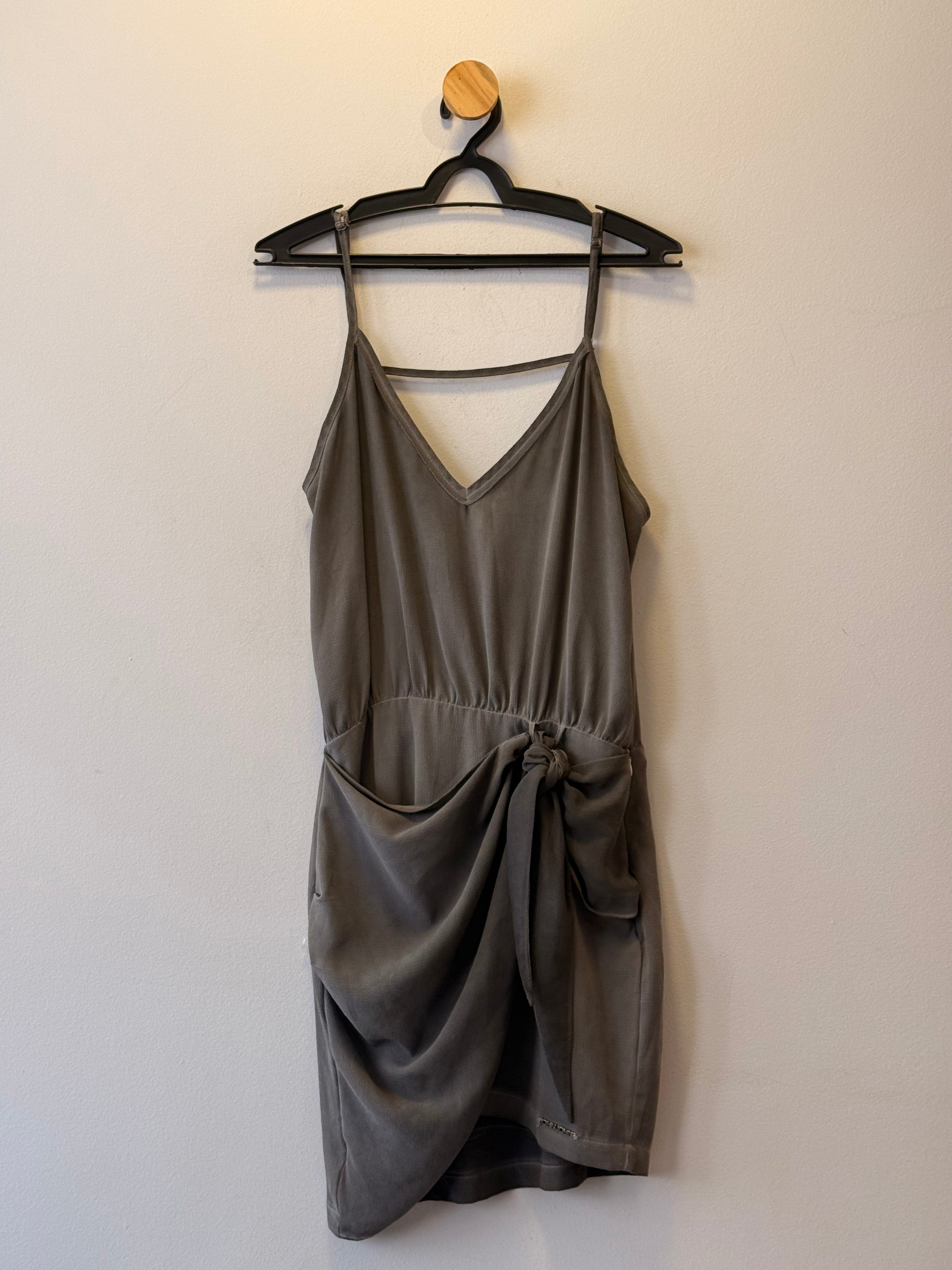 Vestido Curto com Transpasse e Amarração