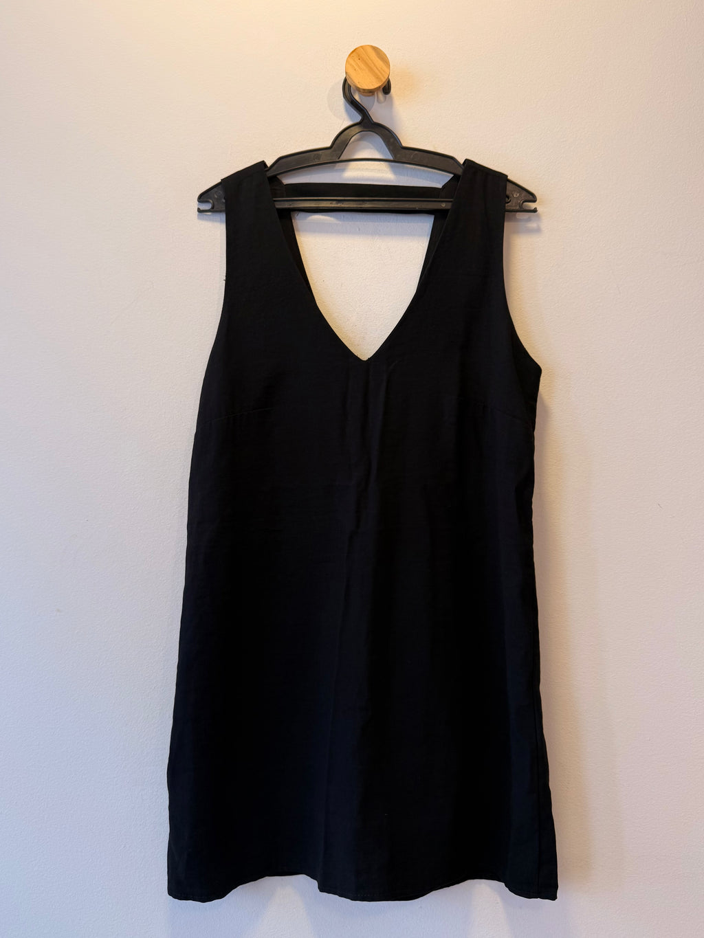 Vestido Curto Preto com Recorte nas Costas