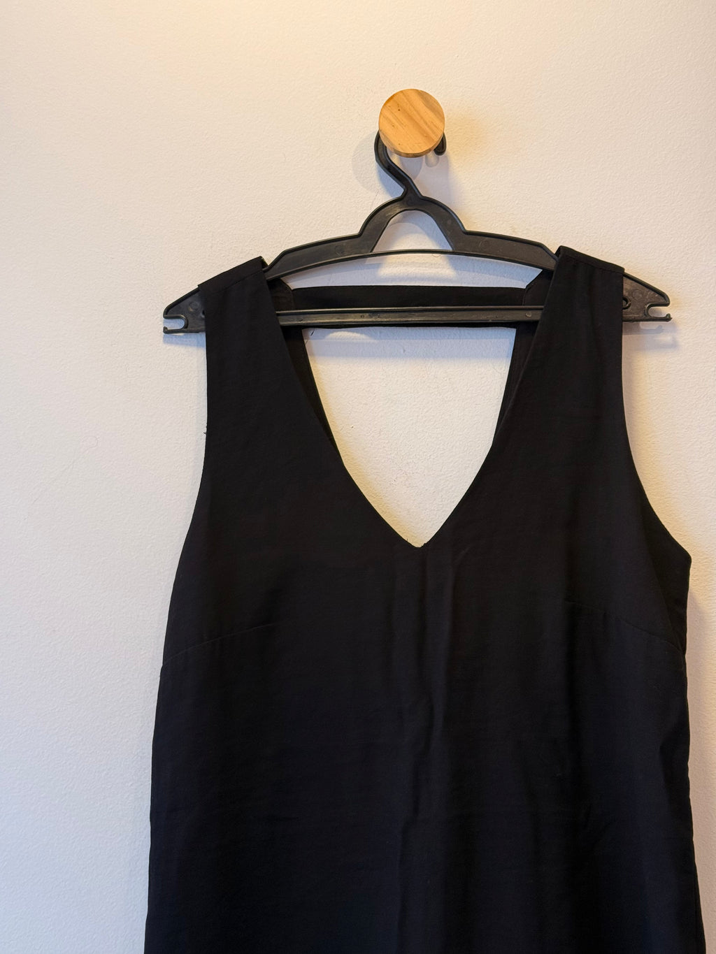 Vestido Curto Preto com Recorte nas Costas