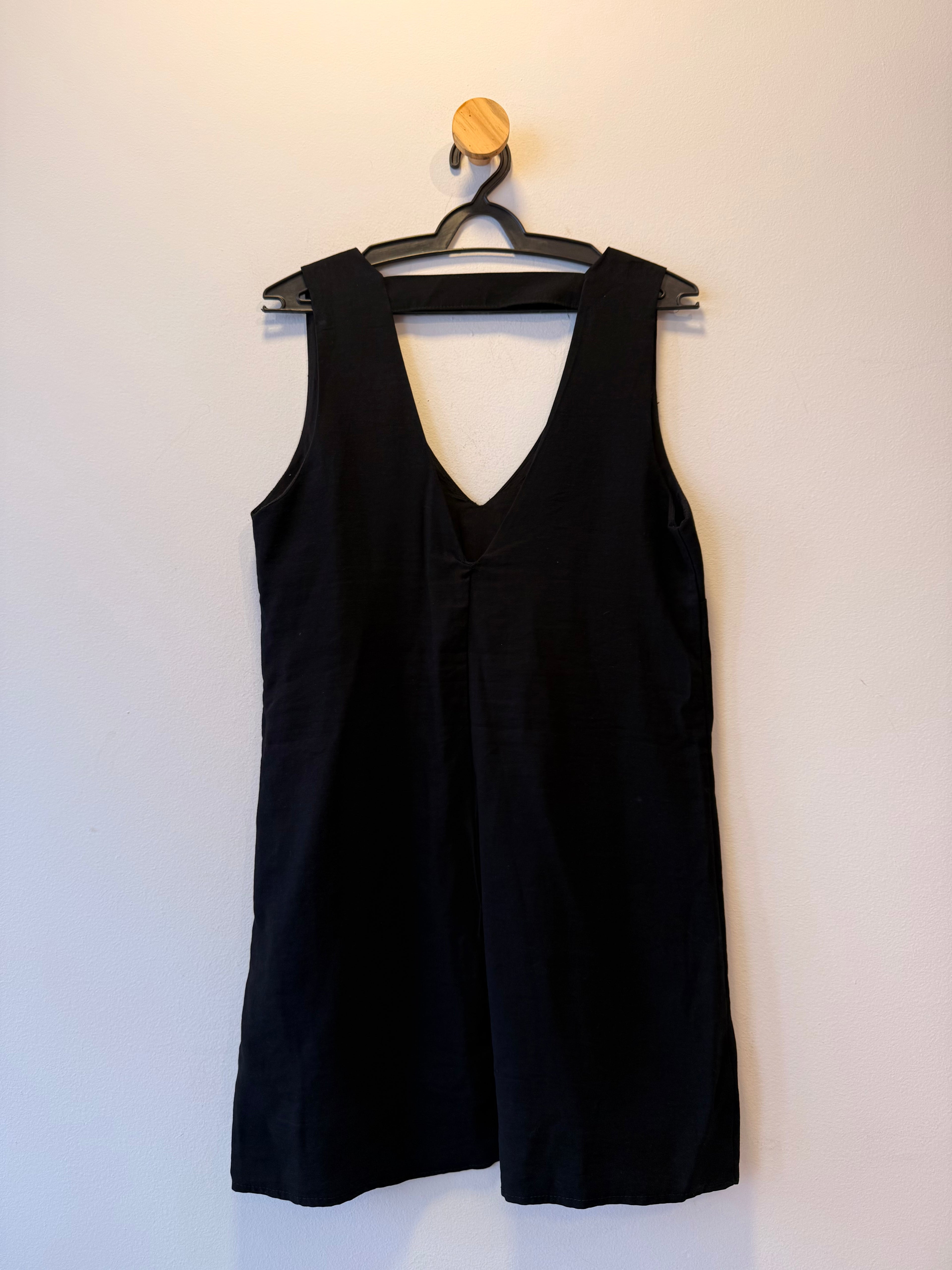 Vestido Curto Preto com Recorte nas Costas
