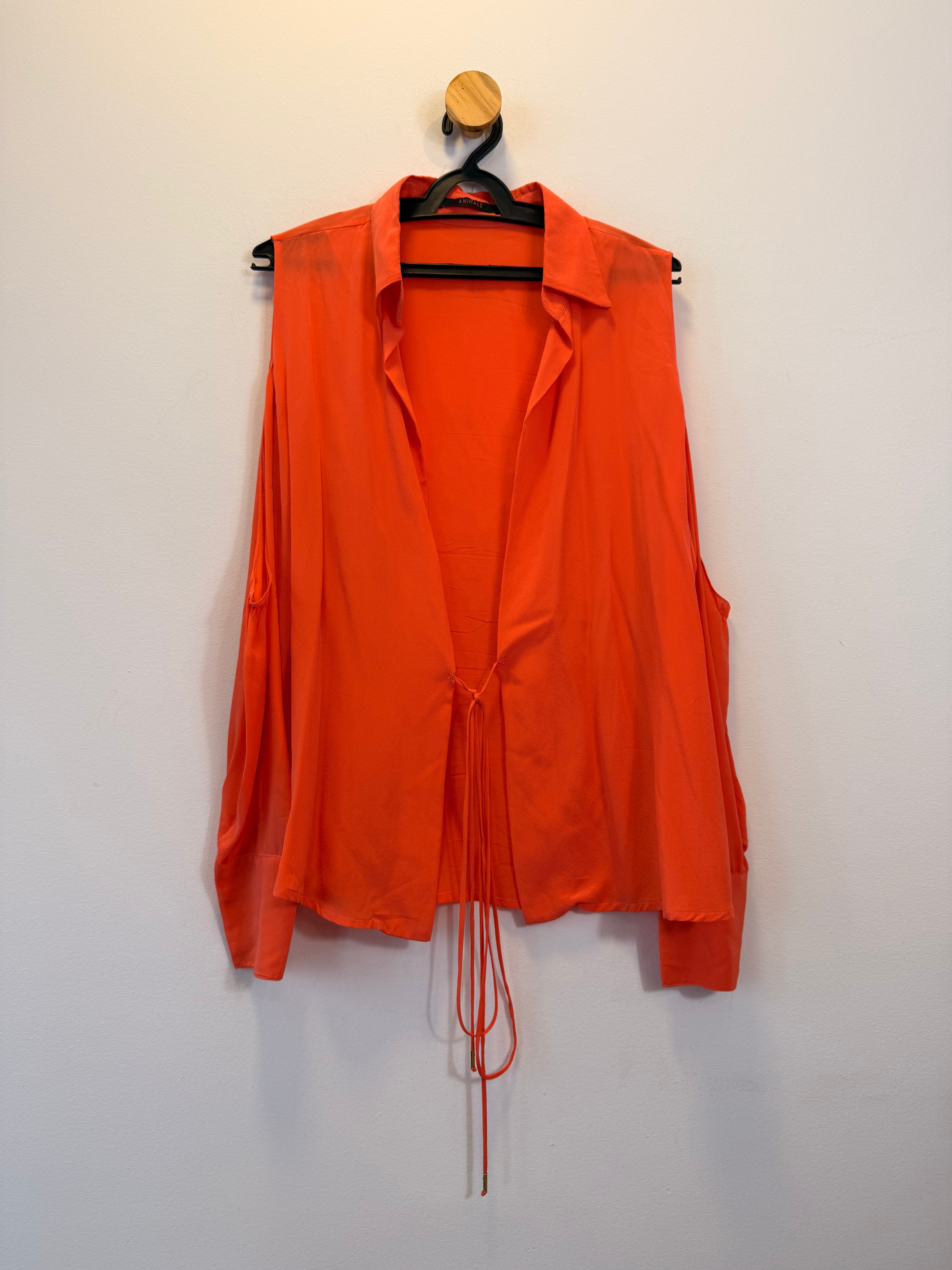 Camisa Laranja de Seda com Abertura no Ombro