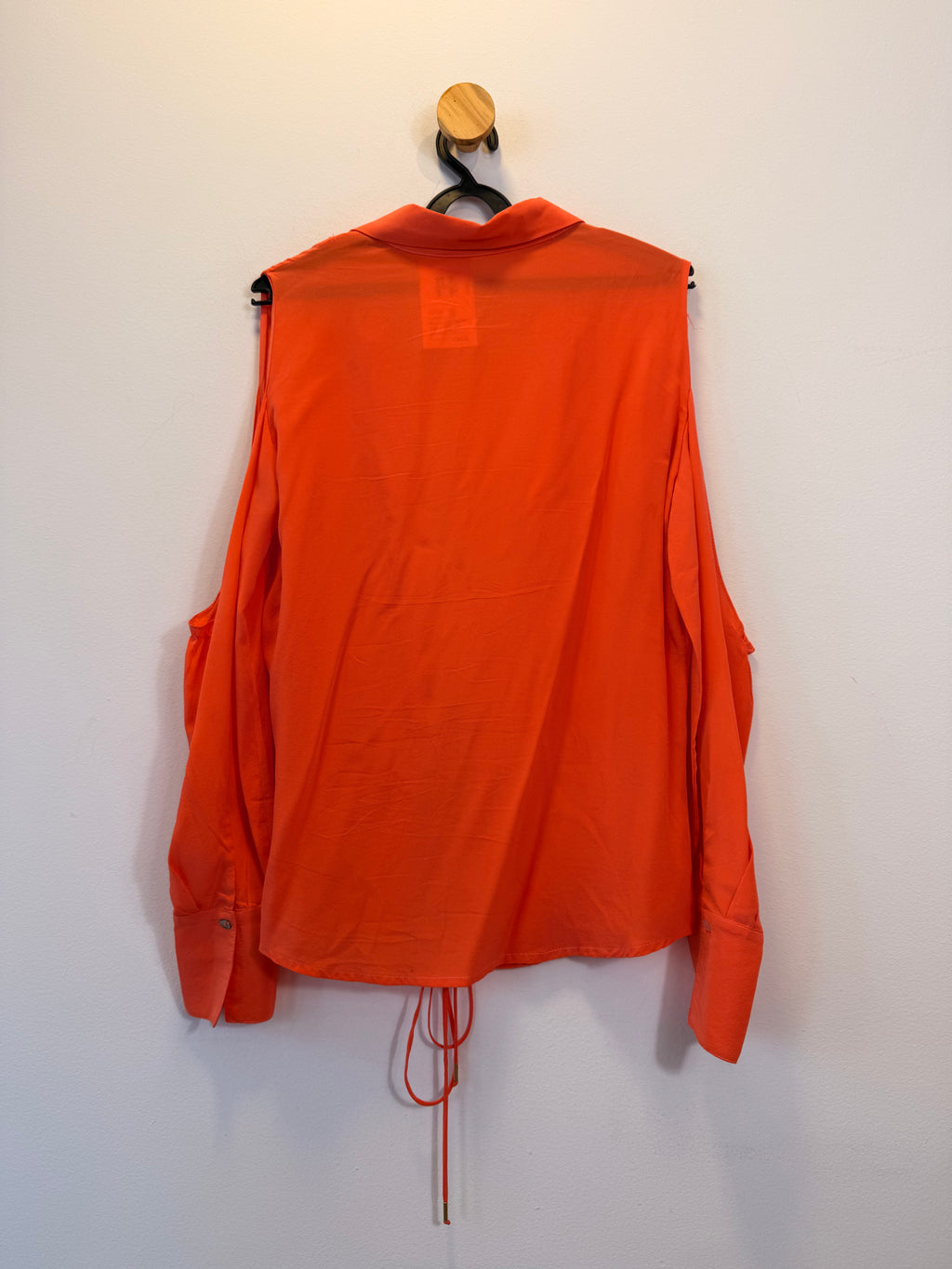 Camisa Laranja de Seda com Abertura no Ombro