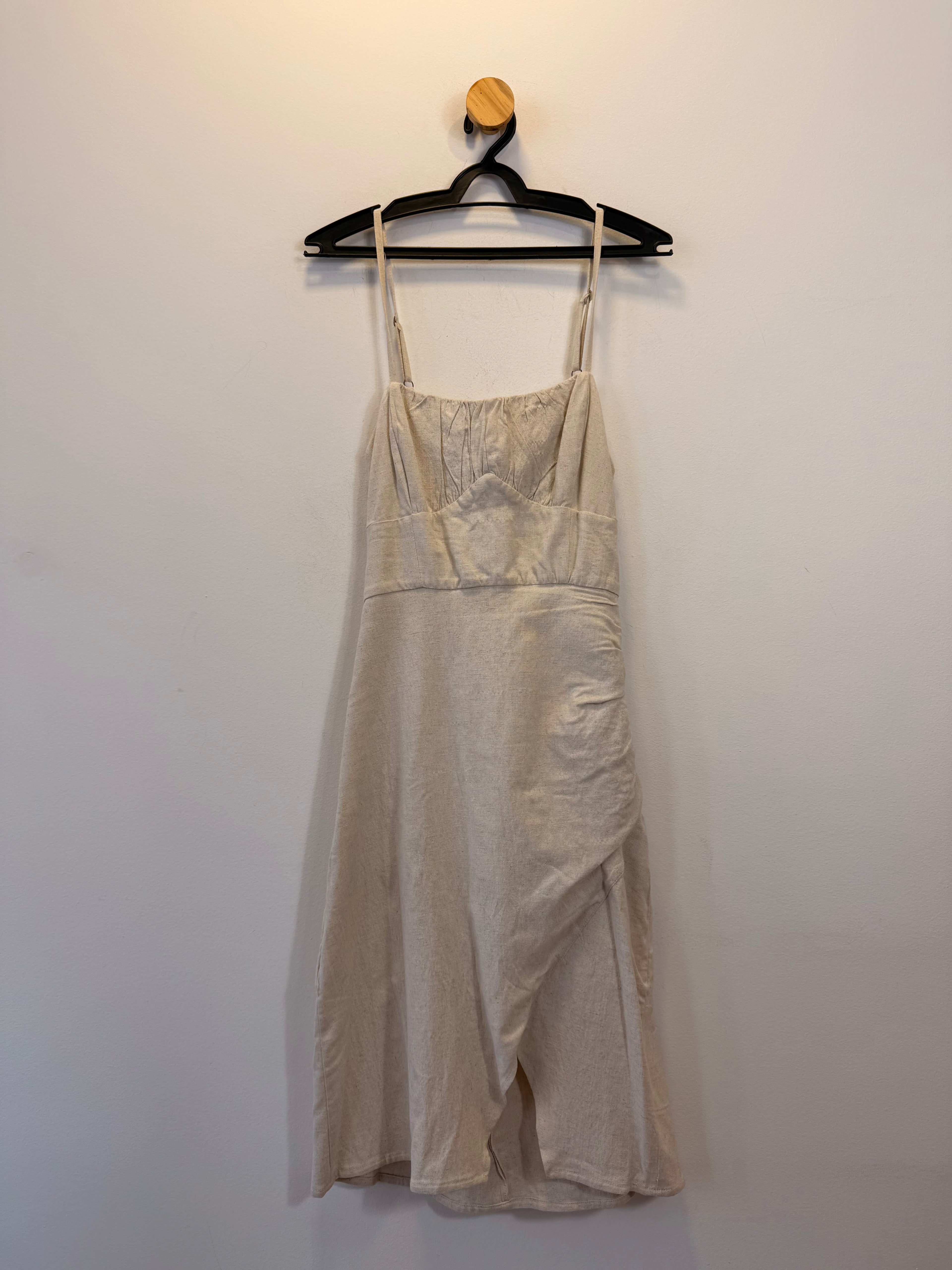 Vestido Bege com Abertura Frontal
