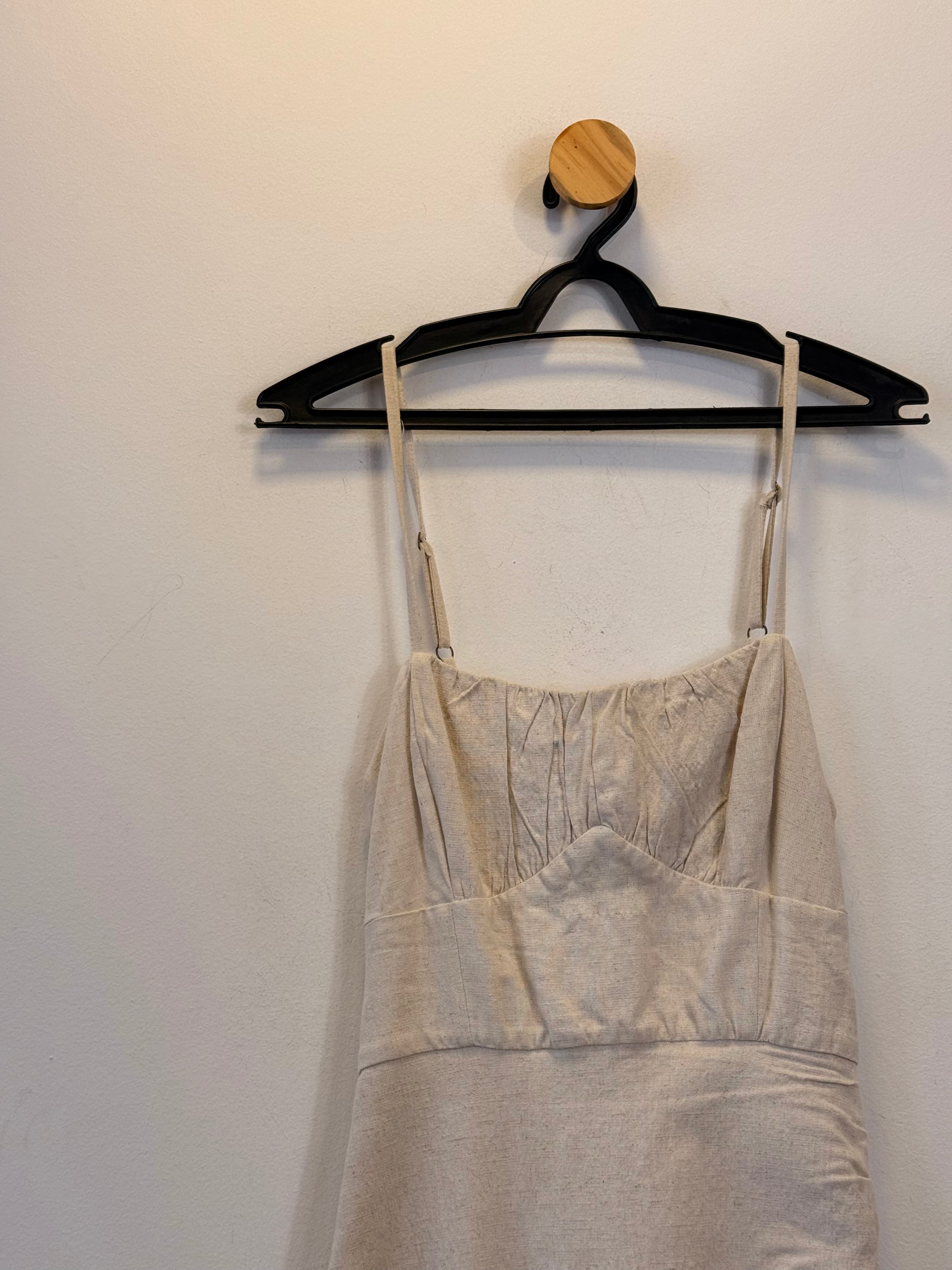 Vestido Bege com Abertura Frontal
