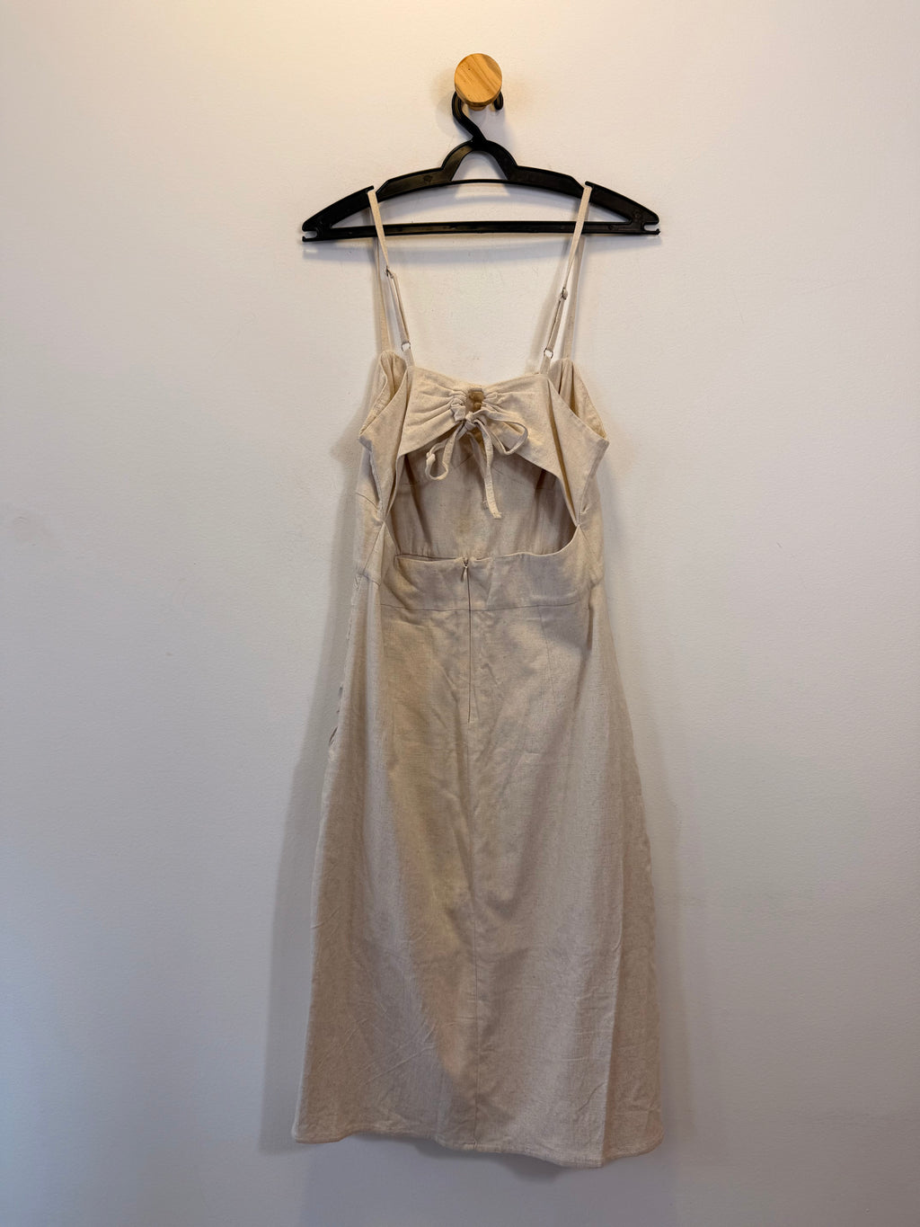 Vestido Bege com Abertura Frontal
