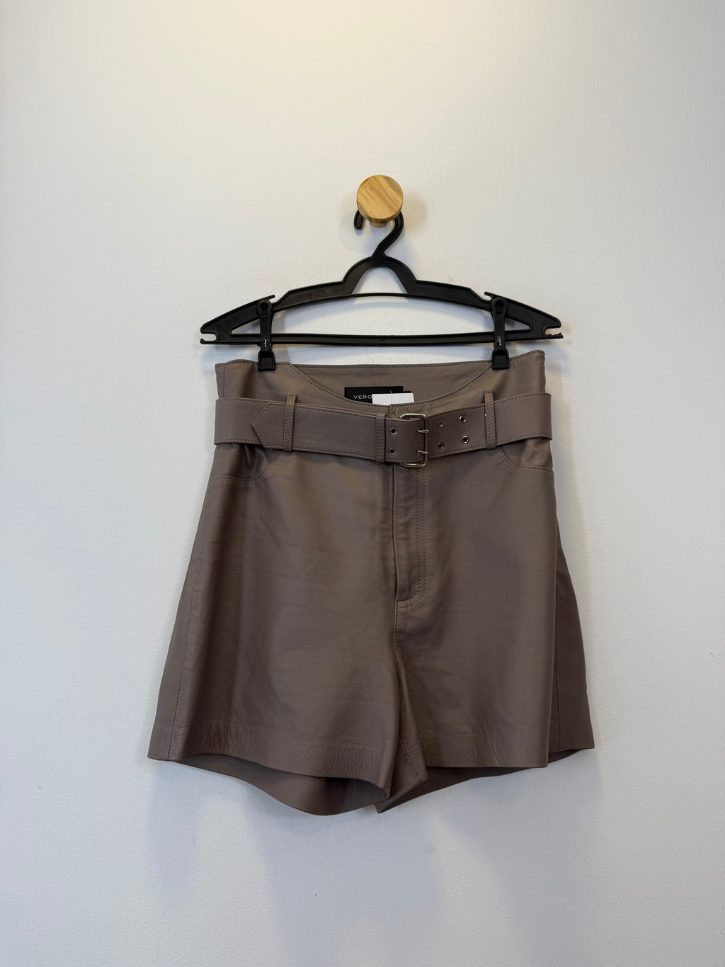 Short em Couro Cinza com Cinto