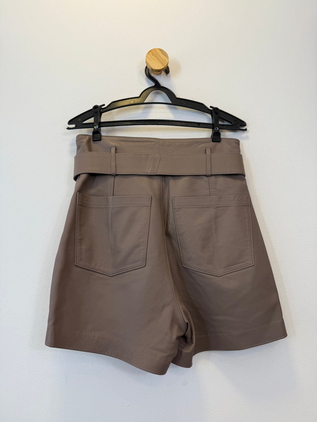 Short em Couro Cinza com Cinto