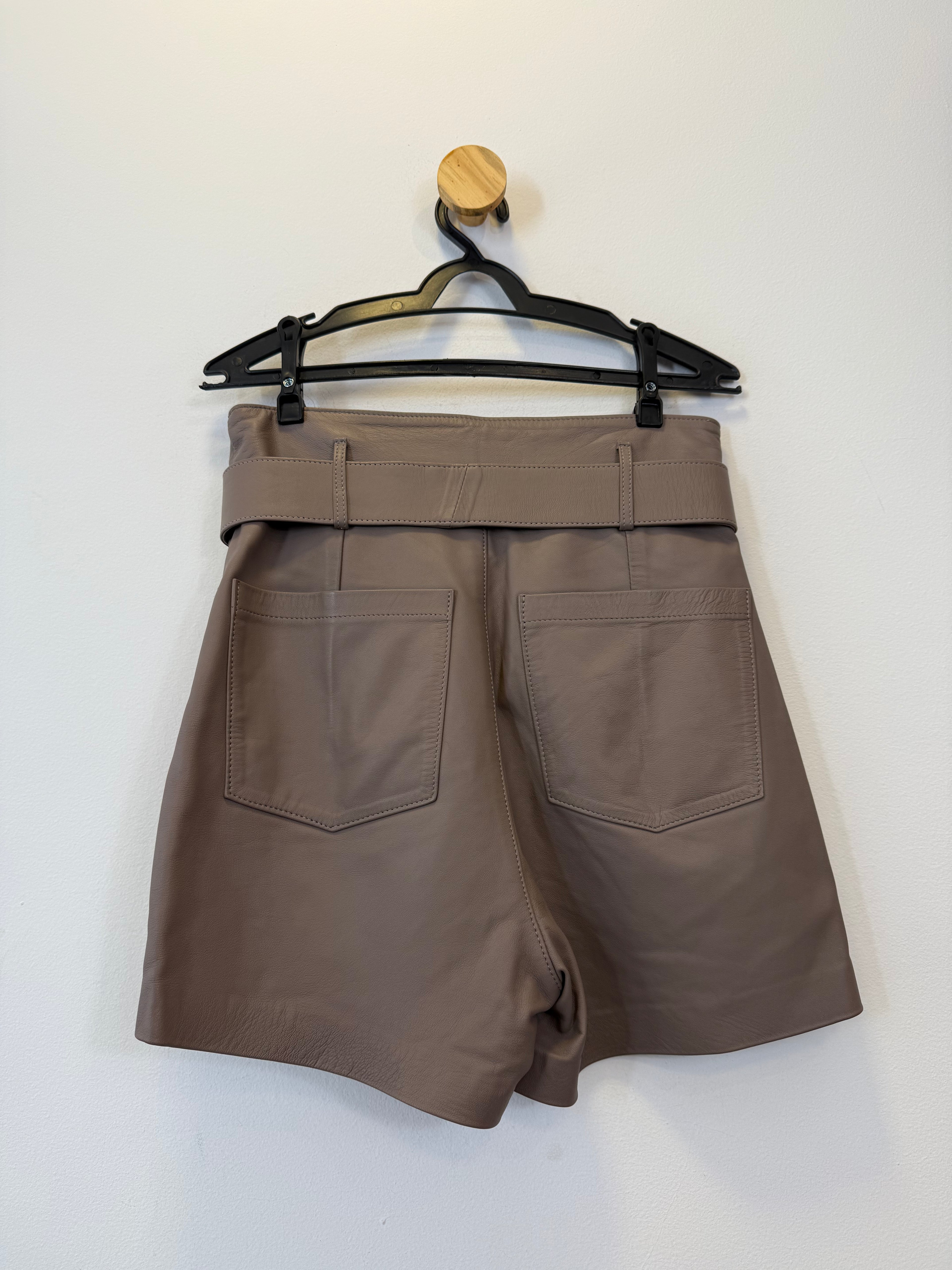 Short em Couro Cinza com Cinto
