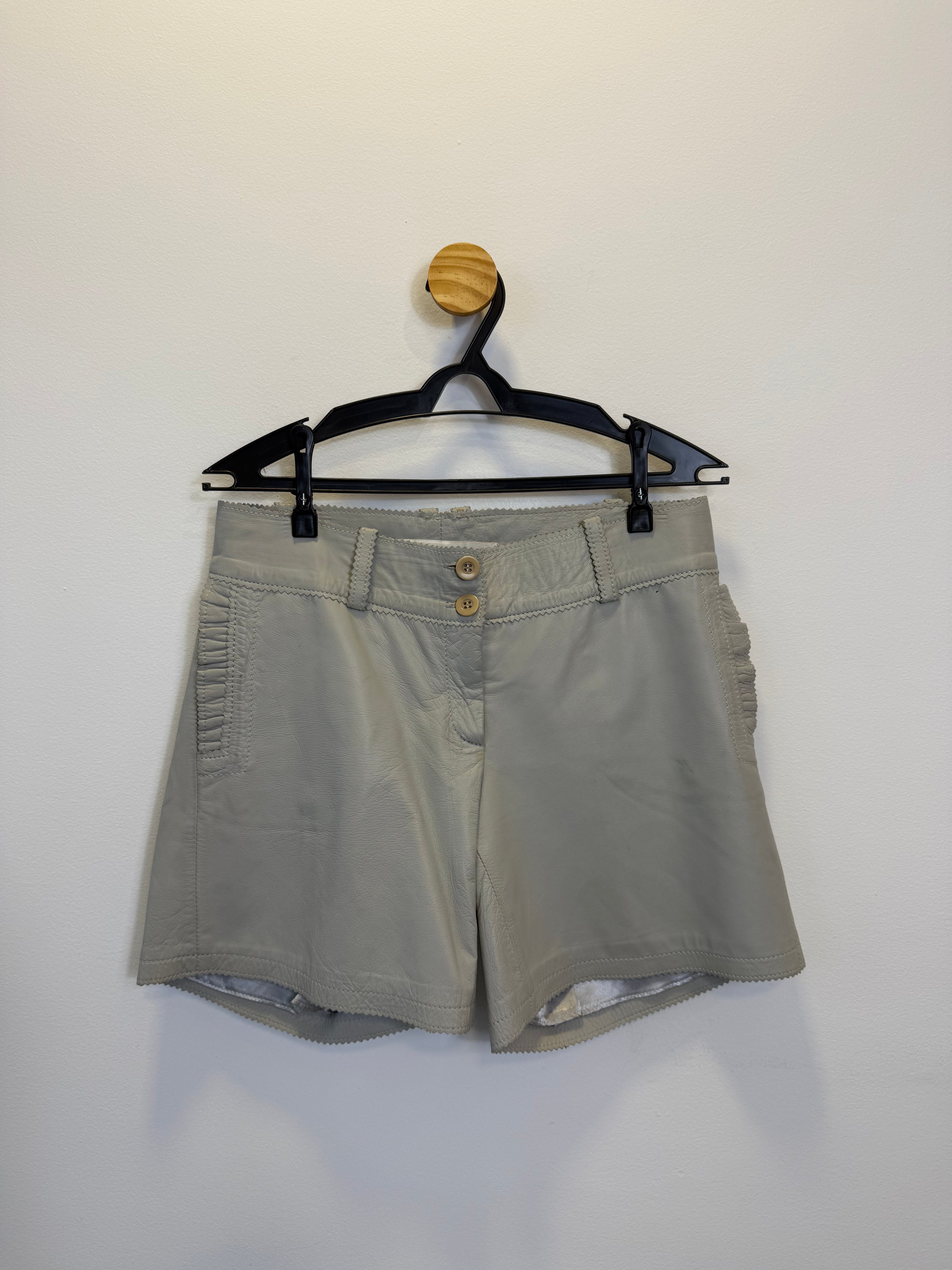 Short em Couro Cinza