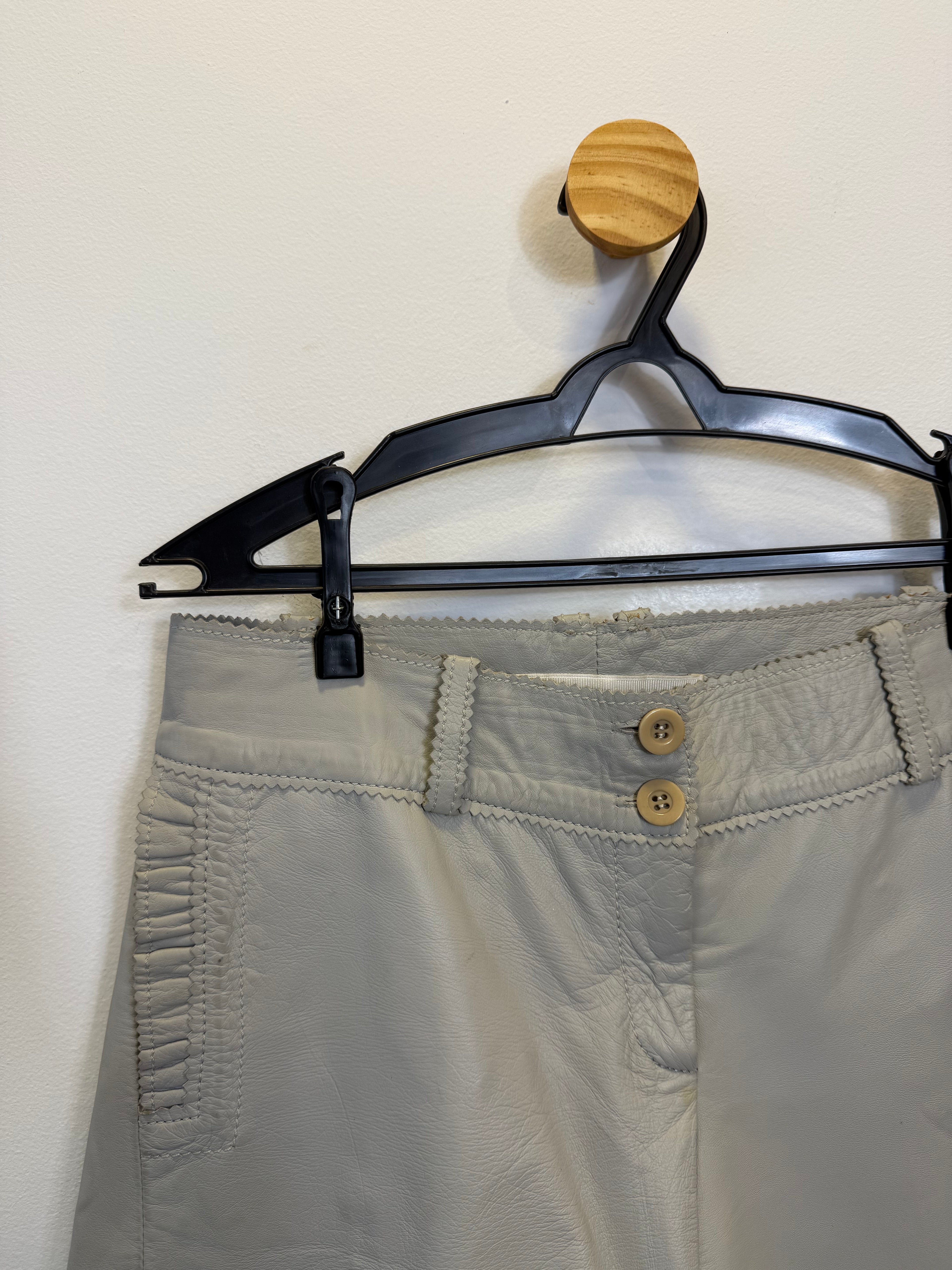 Short em Couro Cinza