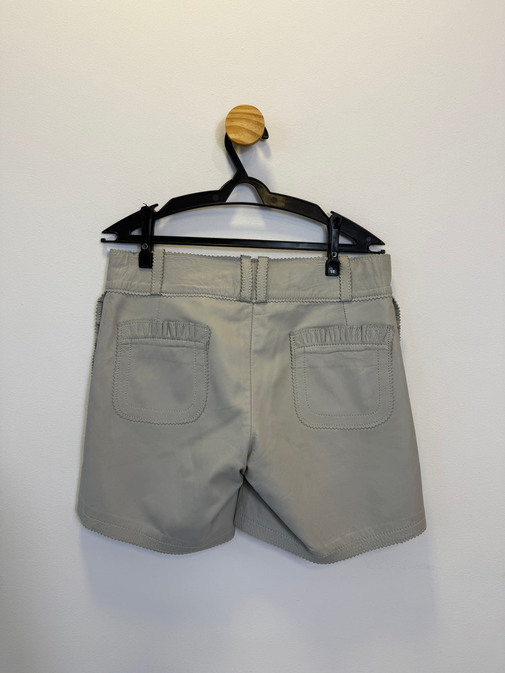 Short em Couro Cinza