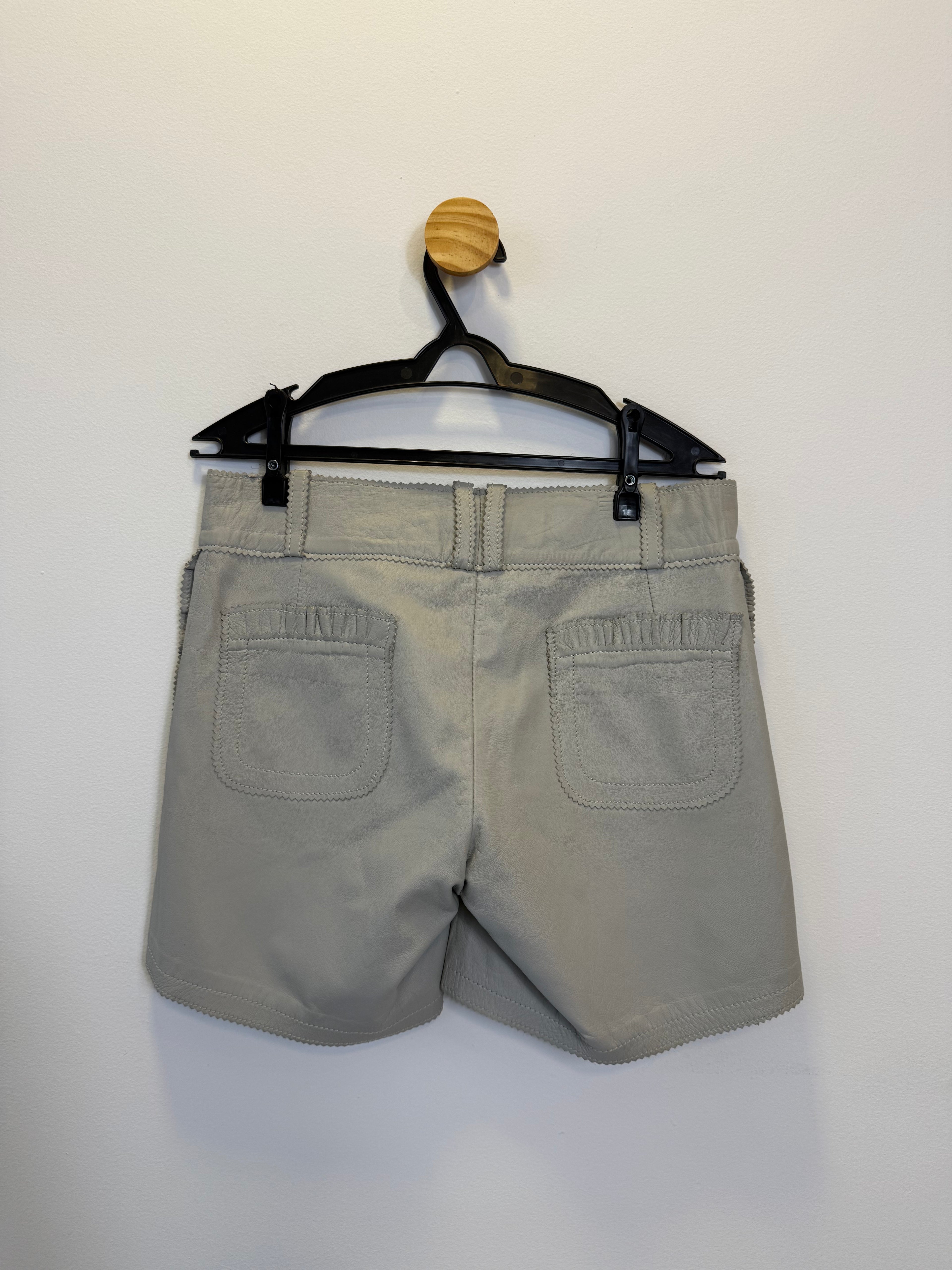 Short em Couro Cinza