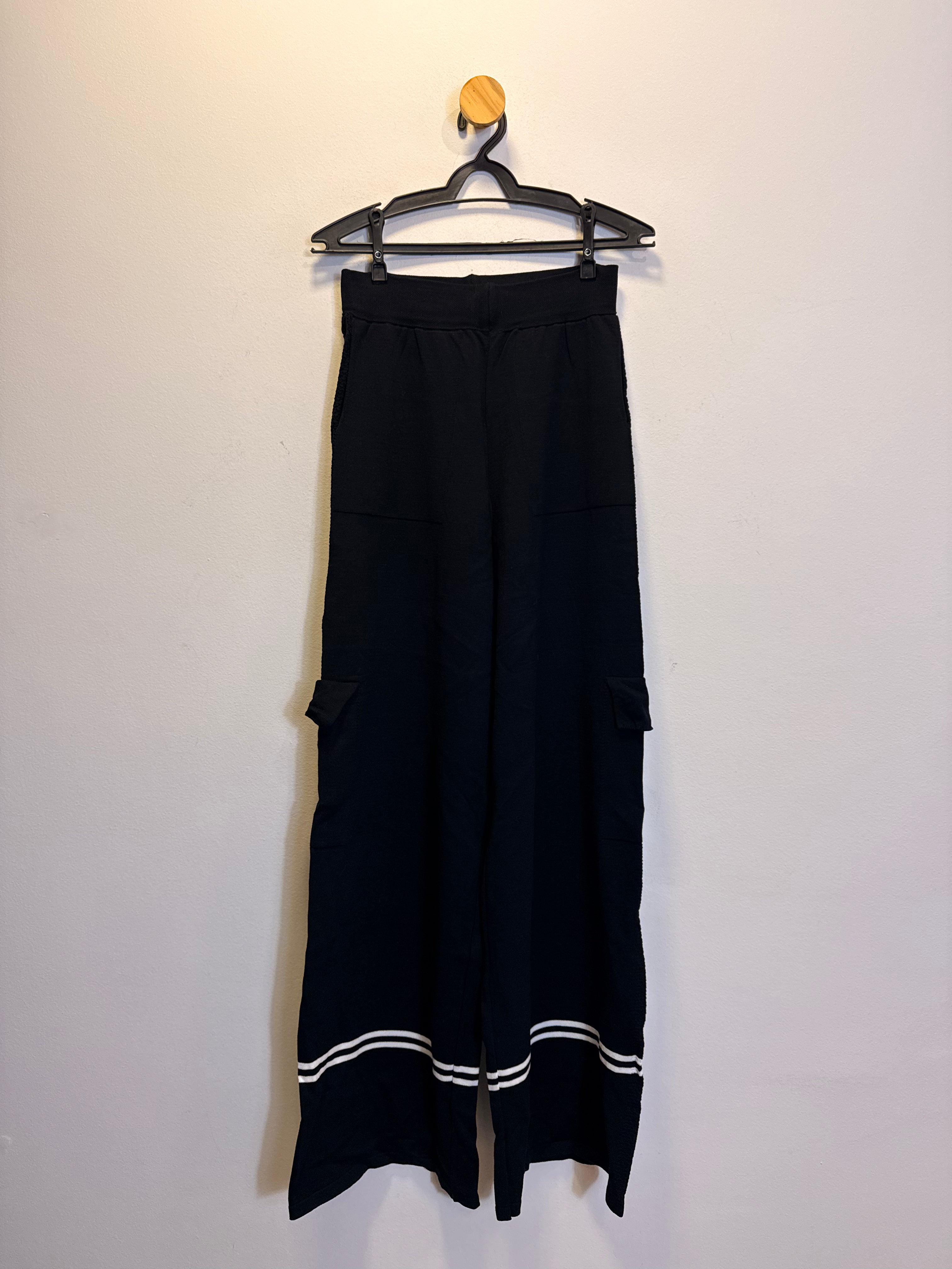 Calça Preta com Detalhe na Barra