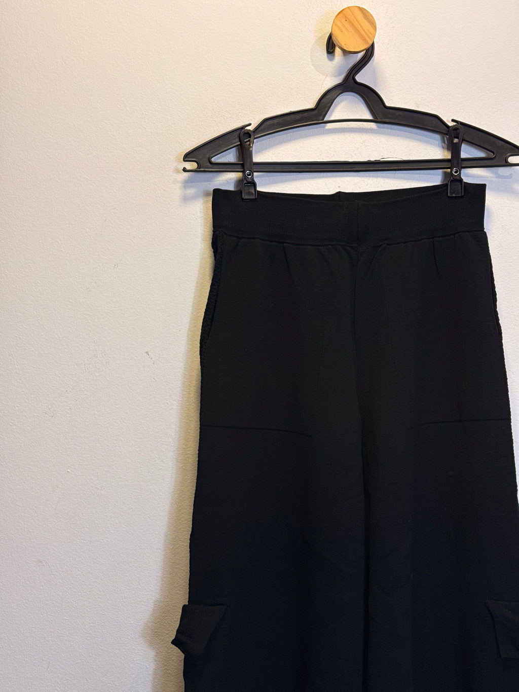 Calça Preta com Detalhe na Barra