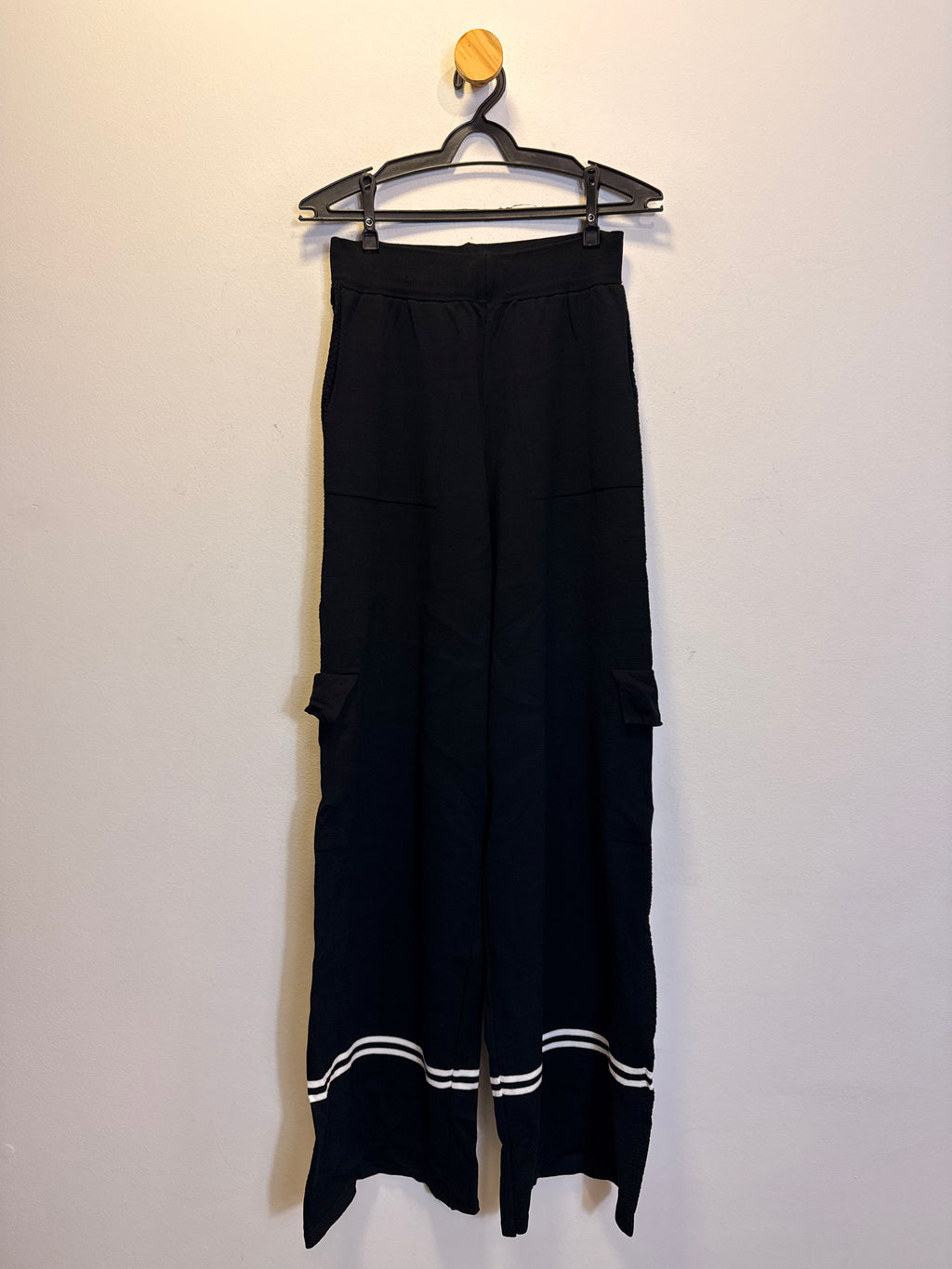 Calça Preta com Detalhe na Barra