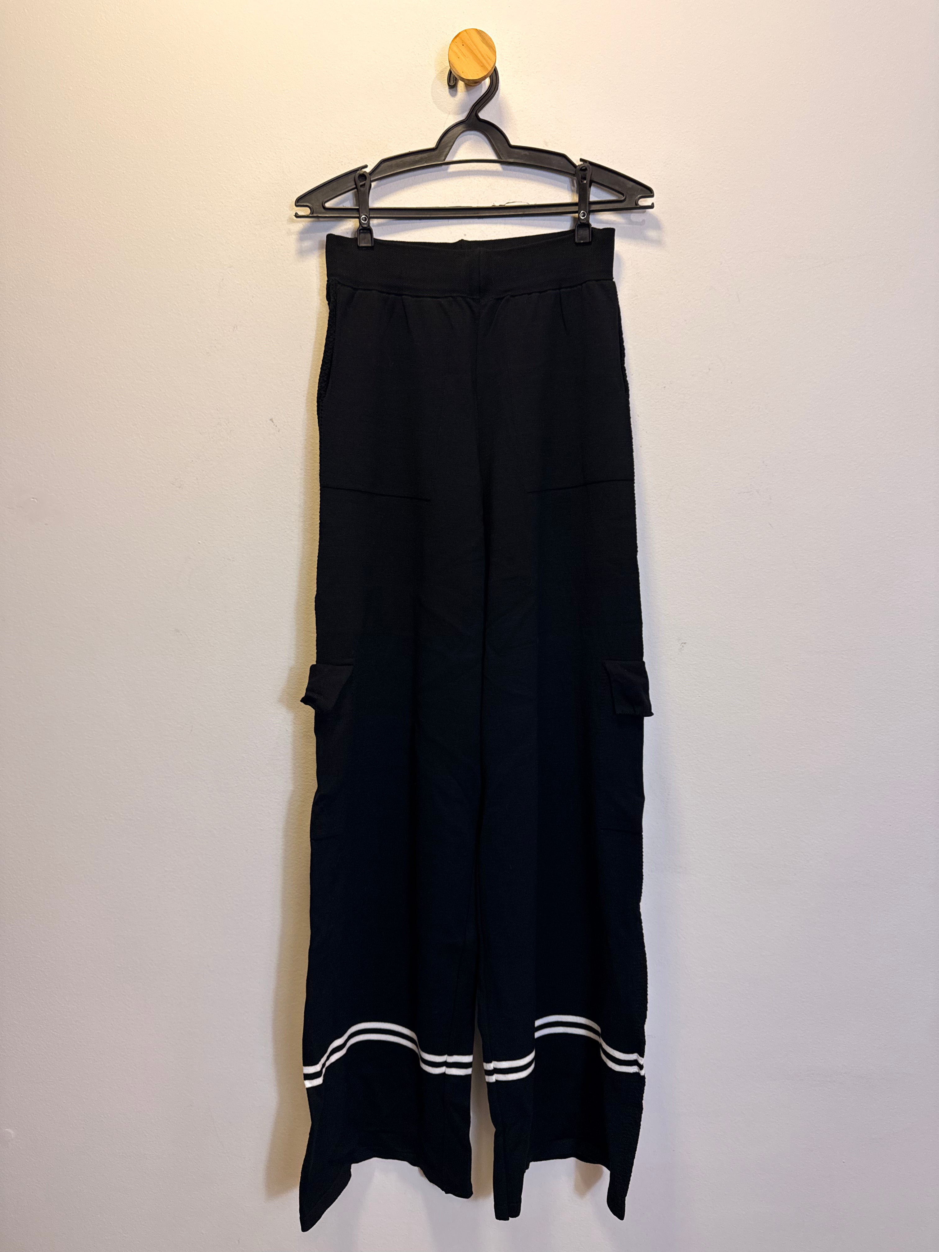 Calça Preta com Detalhe na Barra