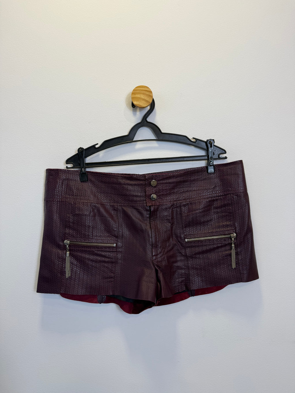 Short Couro Bordo