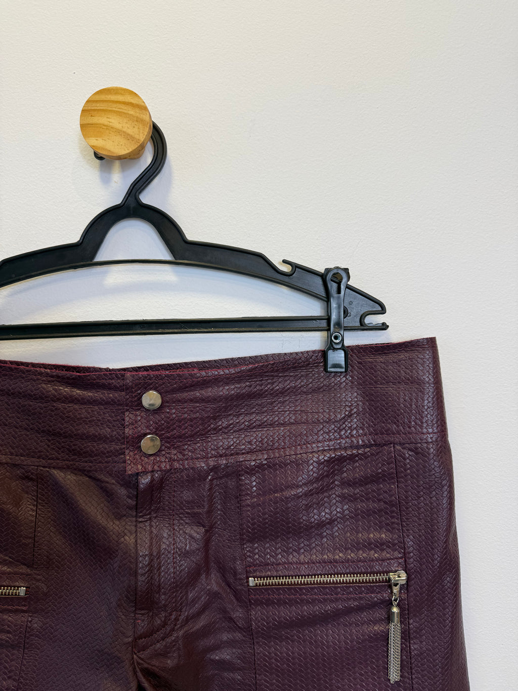 Short Couro Bordo
