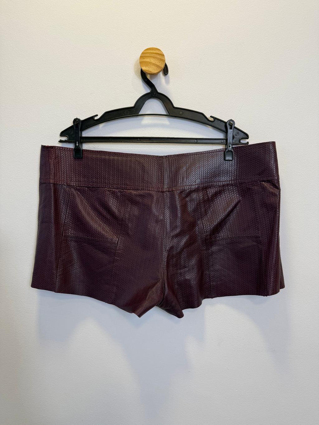 Short Couro Bordo