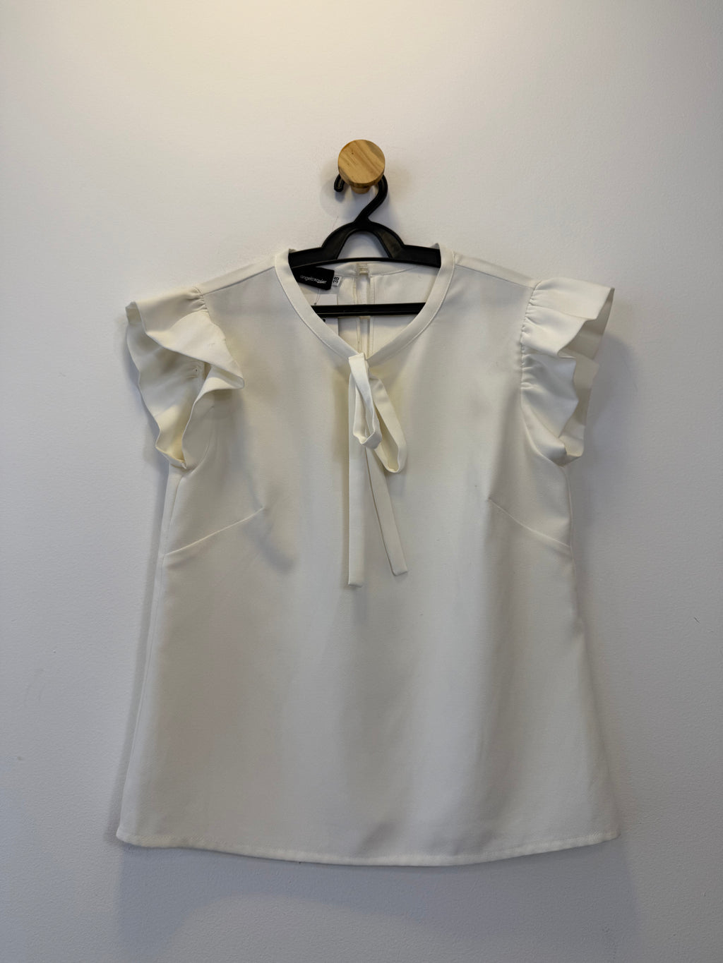 Blusa Branca Babado nos Ombros