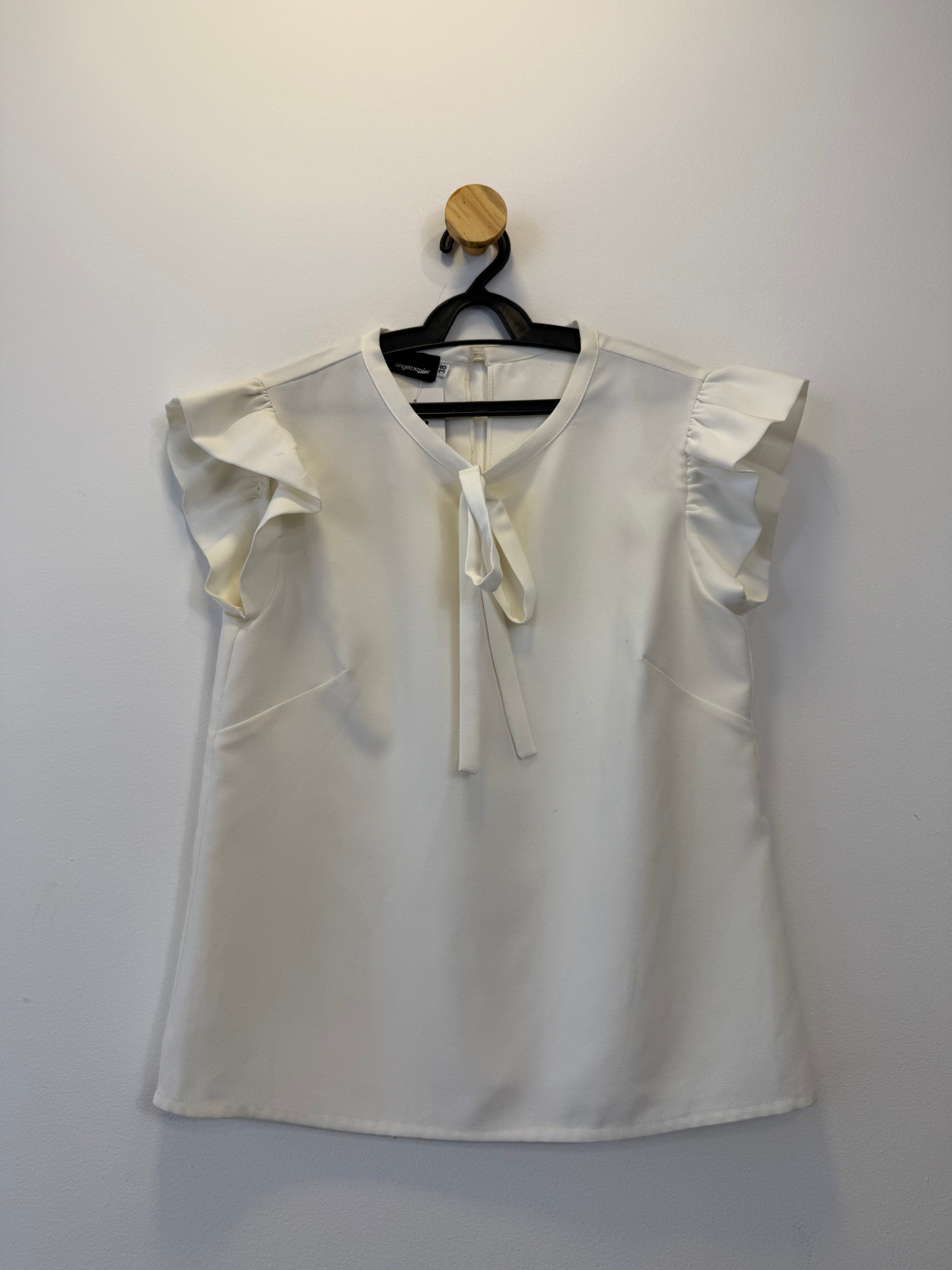 Blusa Branca Babado nos Ombros